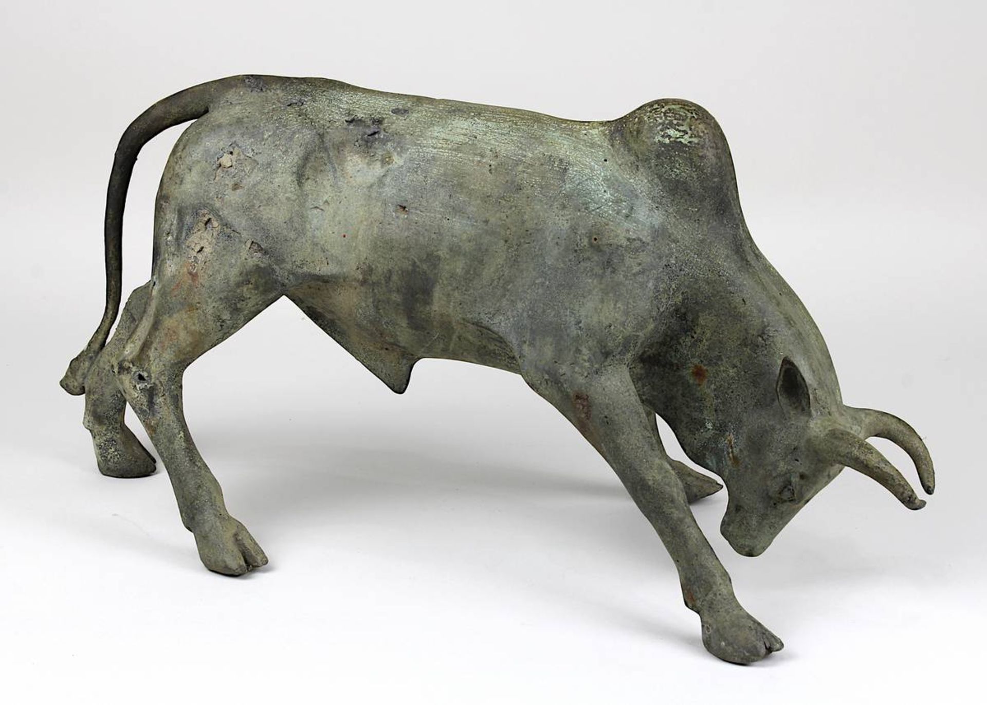 Skulpteur 20. Jh., Stier mit zum Angriff gesenktem Kopf, Bronze mit grünlicher, teils etwas