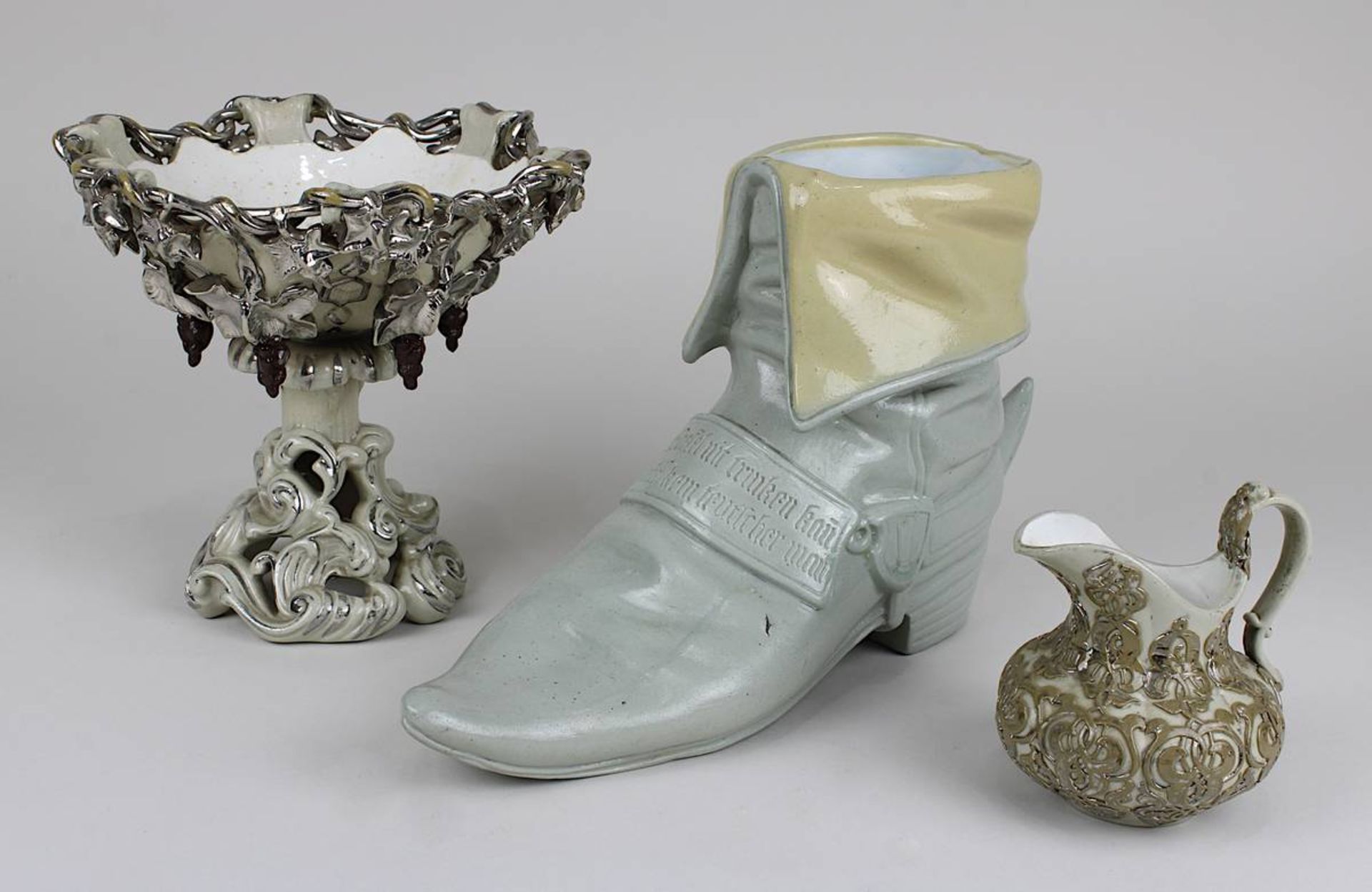 Villeroy & Boch Fußschale, Kännchen und Trinkstiefel, Mettlach um 1860-70, jew. aus graubrauner