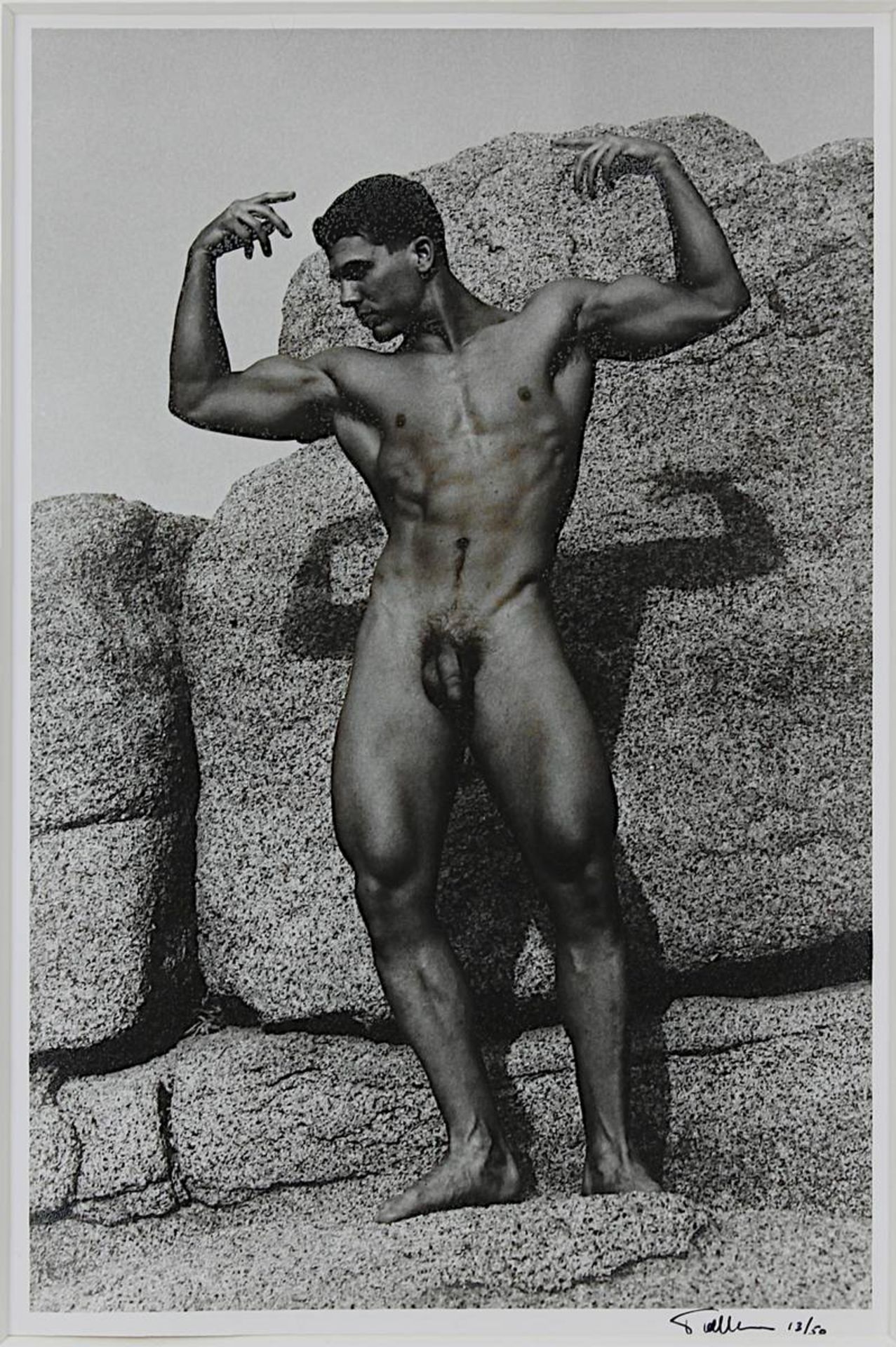 Zwei Akt-Photographien, 2. H. 20. Jh.: Thomas Watkins, junger Mann vor Felsen, schwarz-weiß - Image 4 of 5