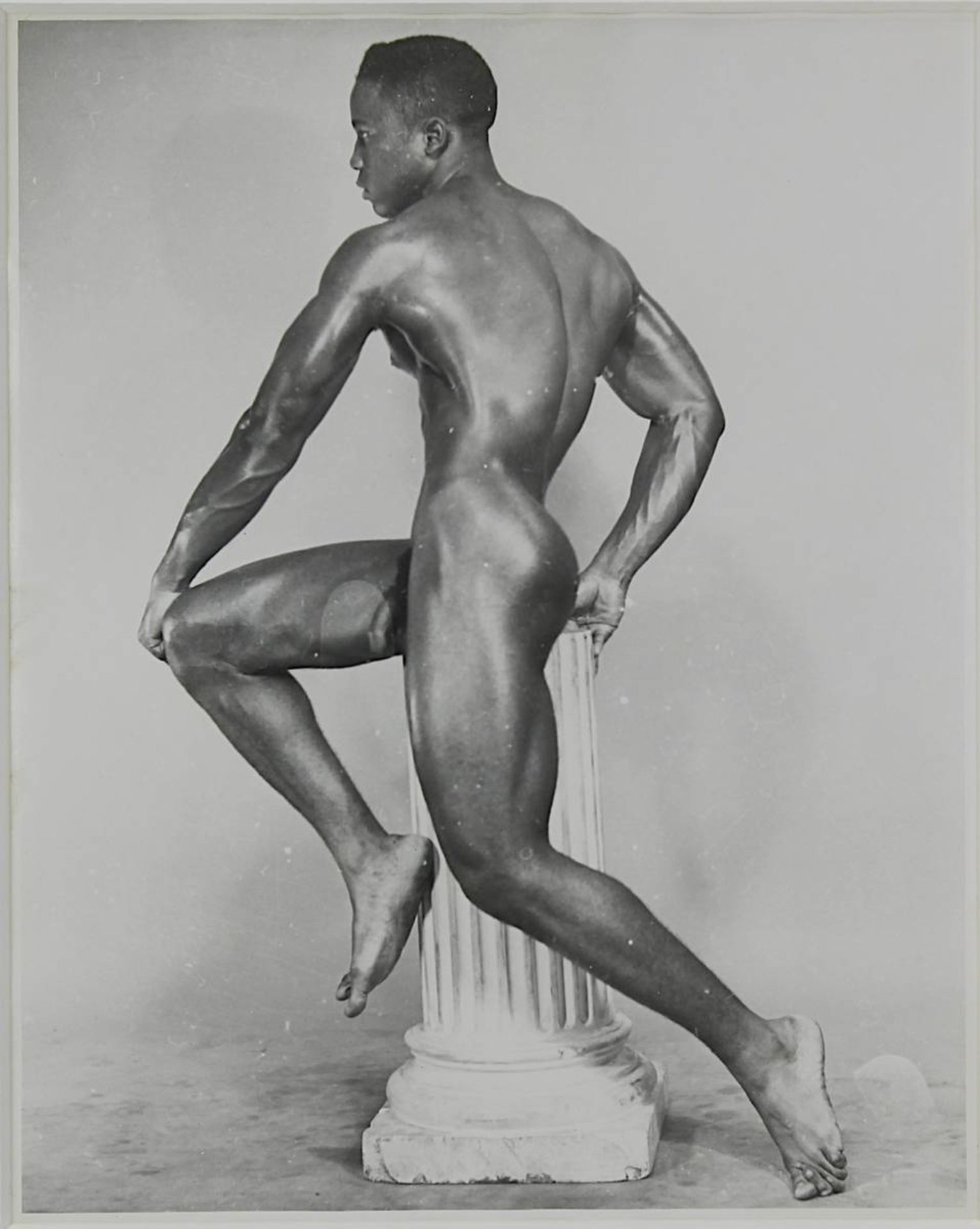 Zwei Akt-Photographien, 2. H. 20. Jh.: Thomas Watkins, junger Mann vor Felsen, schwarz-weiß - Image 5 of 5