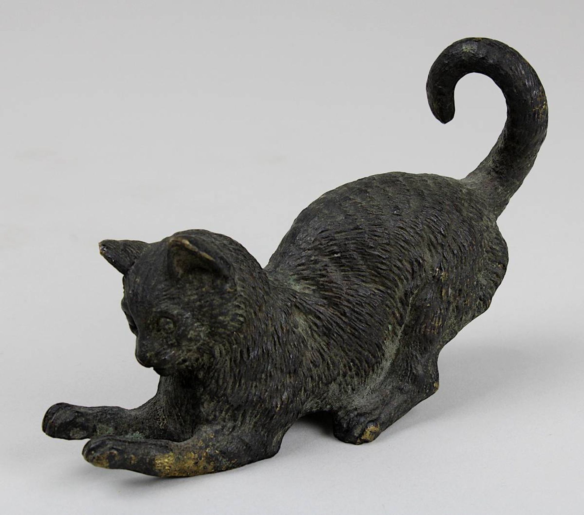 Zwei Katzenfiguren, Wiener Bronzen um 1900: eine bemalte stehende Katze mit Löffel u. Korb als - Bild 3 aus 3