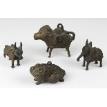 4 kleine Bronze-Tierfiguren der Khond, Indien, jew. Gelbguss dunkel patiniert, mit netzartiger