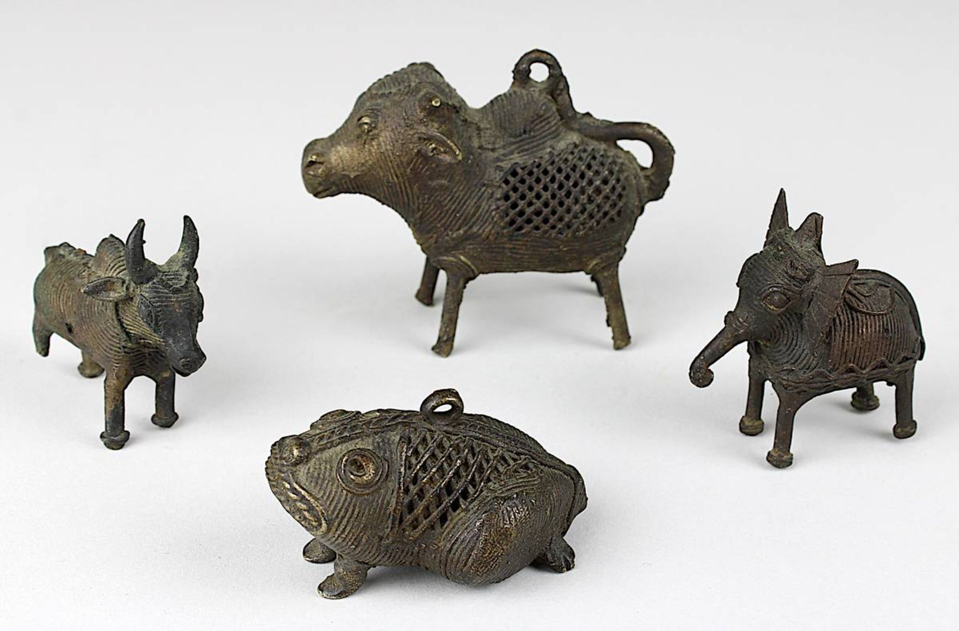 4 kleine Bronze-Tierfiguren der Khond, Indien, jew. Gelbguss dunkel patiniert, mit netzartiger