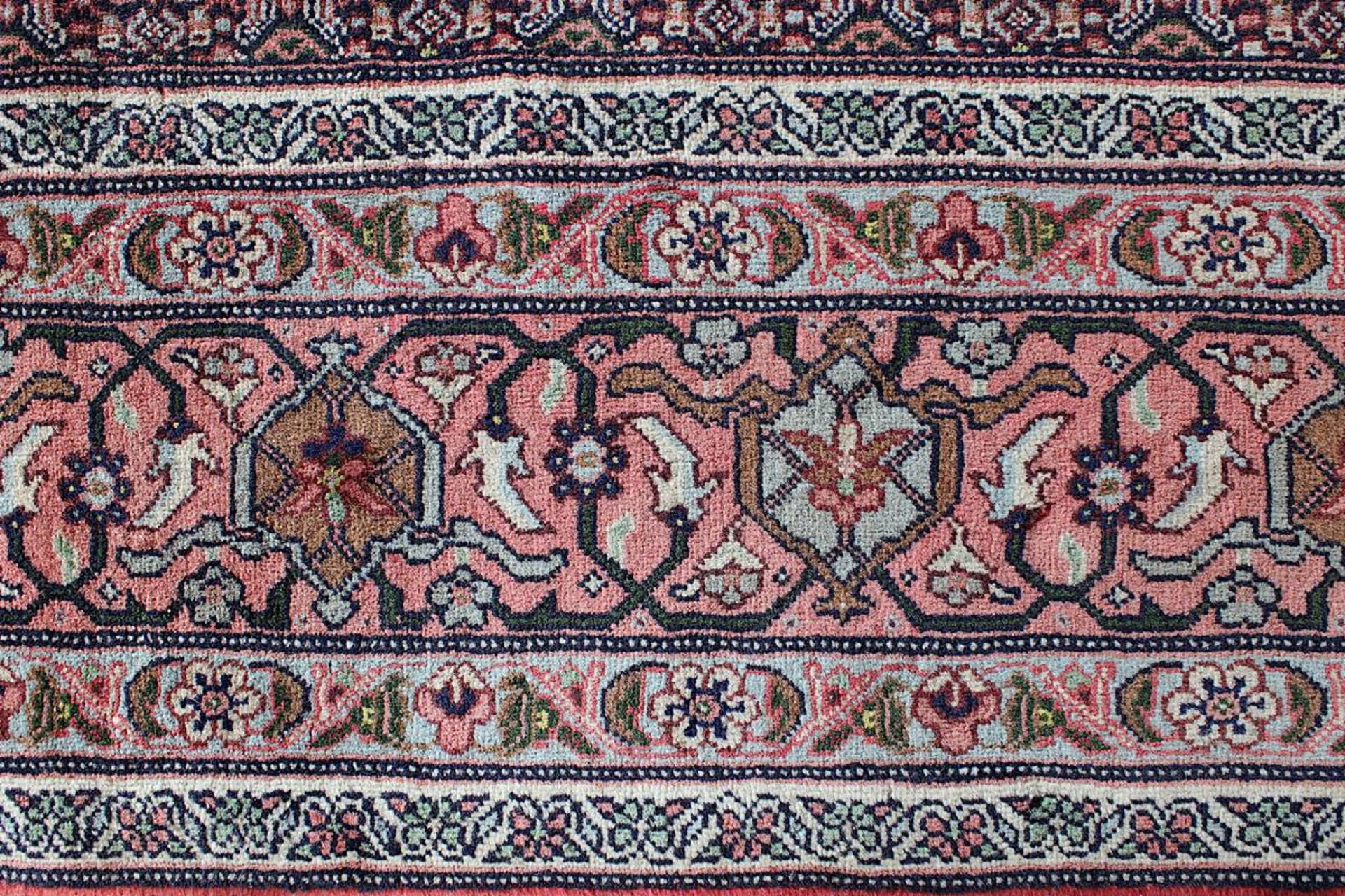 Großer Täbris, Persien, 2.H.20.Jh., Mittelfeld mit großem gestuftem Medaillon, insgesamt - Bild 2 aus 10