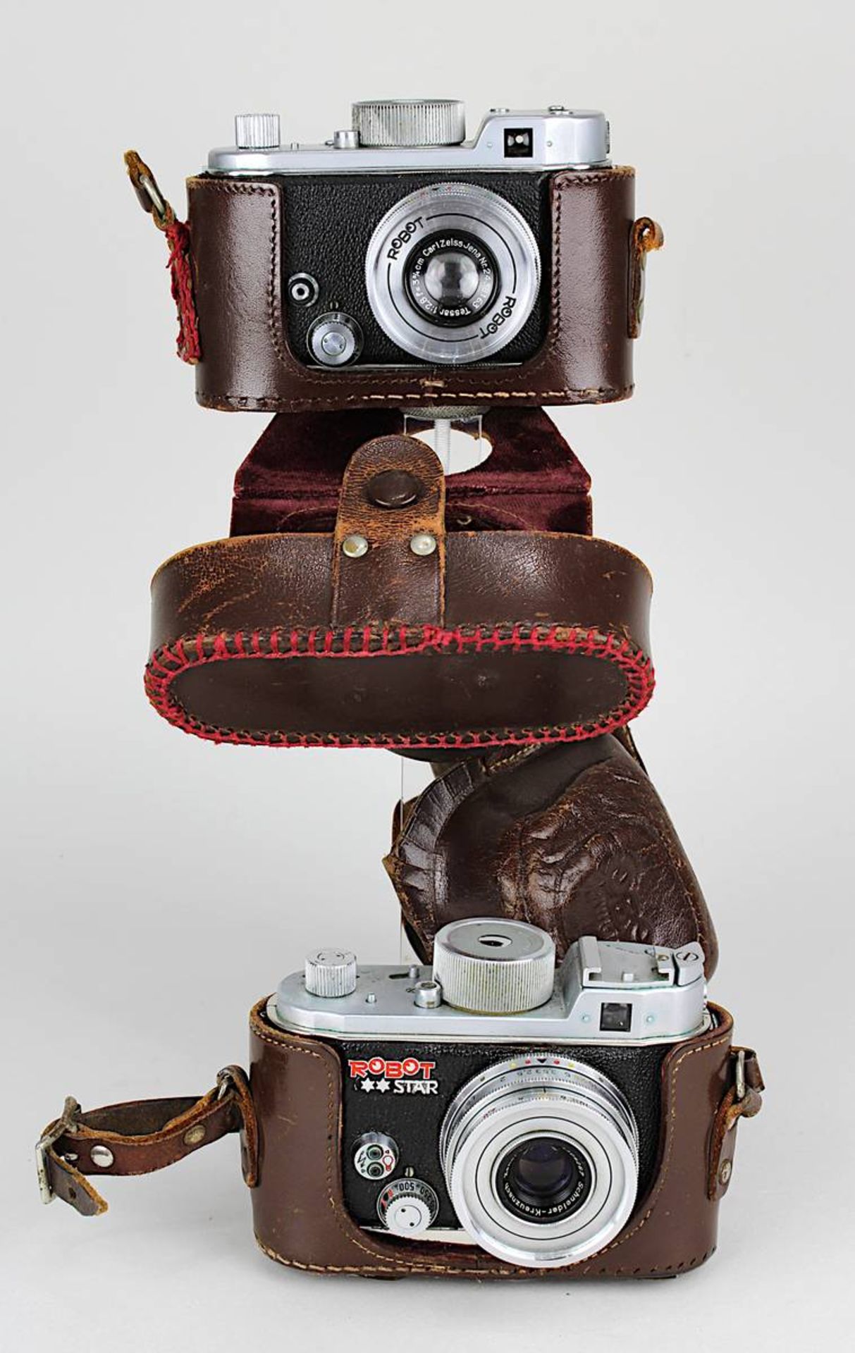 2 Robot-Kameras: B46275-5 mit Carl Zeiss-Jena Tessar 1:2,8, 3 3/4 cm, Nr. 2438163; und Robot Star