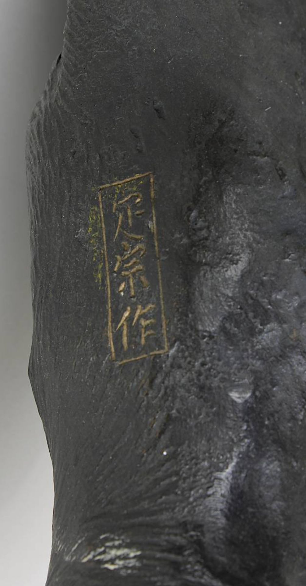 Elefant im Kampf mit zwei Tigern, japanische Bronzeskulptur, 19. Jh., Bronze dunkel patiniert, ein - Image 7 of 7
