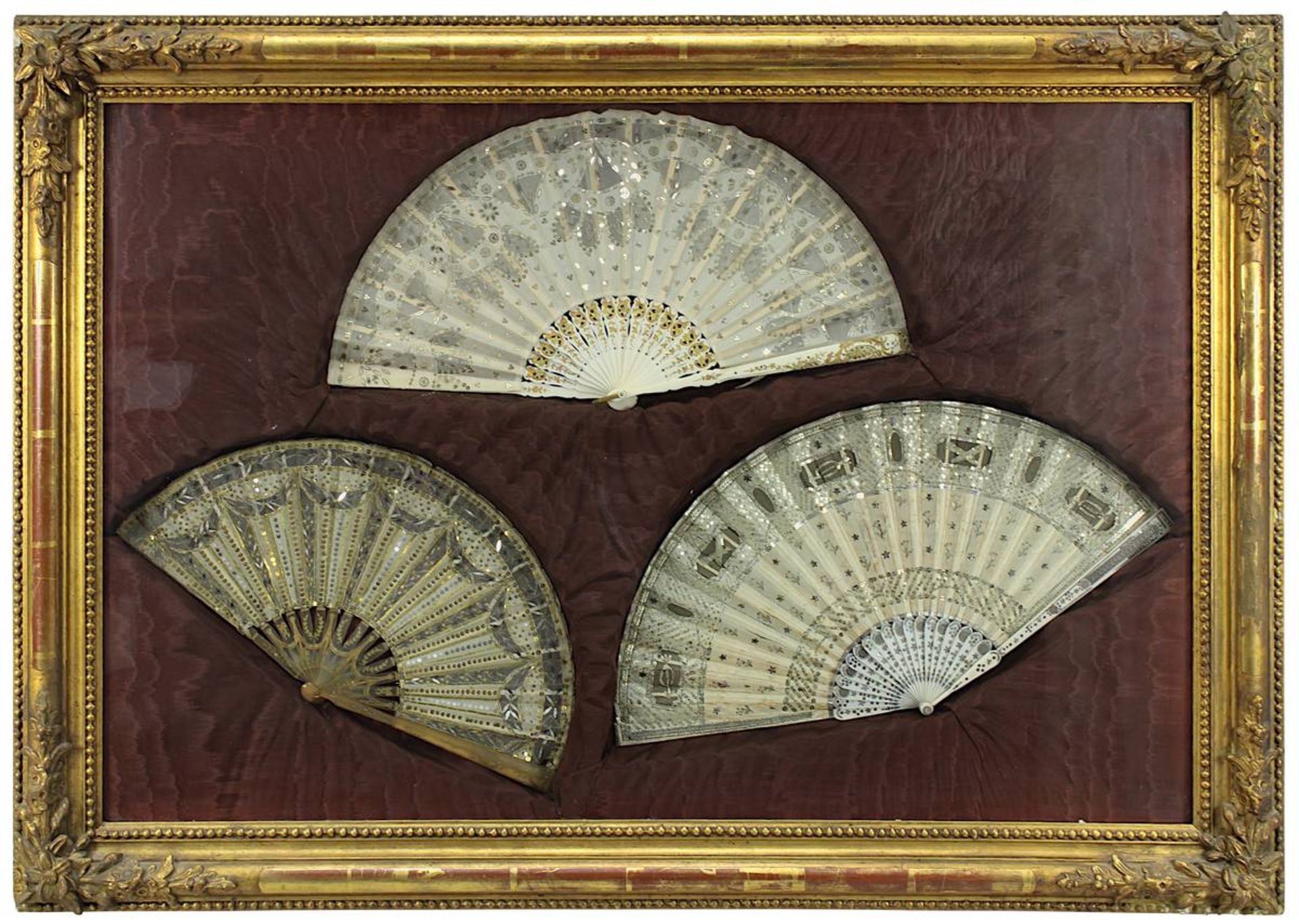 3 französische Fächer, Frankreich um 1780, im Schaukasten unter Glas: 1 Fächer mit Horngriff,