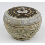 Steingut-Deckeldose, Vietnam 15. Jh., Keramik, graubrauner Scherben, handgedreht, Außenwandung mit