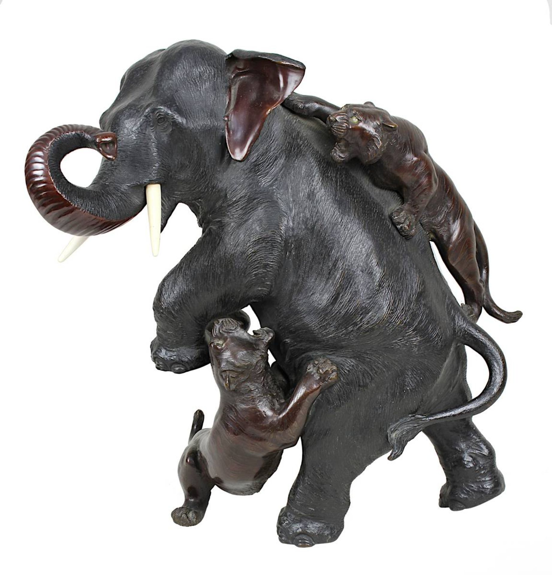Elefant im Kampf mit zwei Tigern, japanische Bronzeskulptur, 19. Jh., Bronze dunkel patiniert, ein