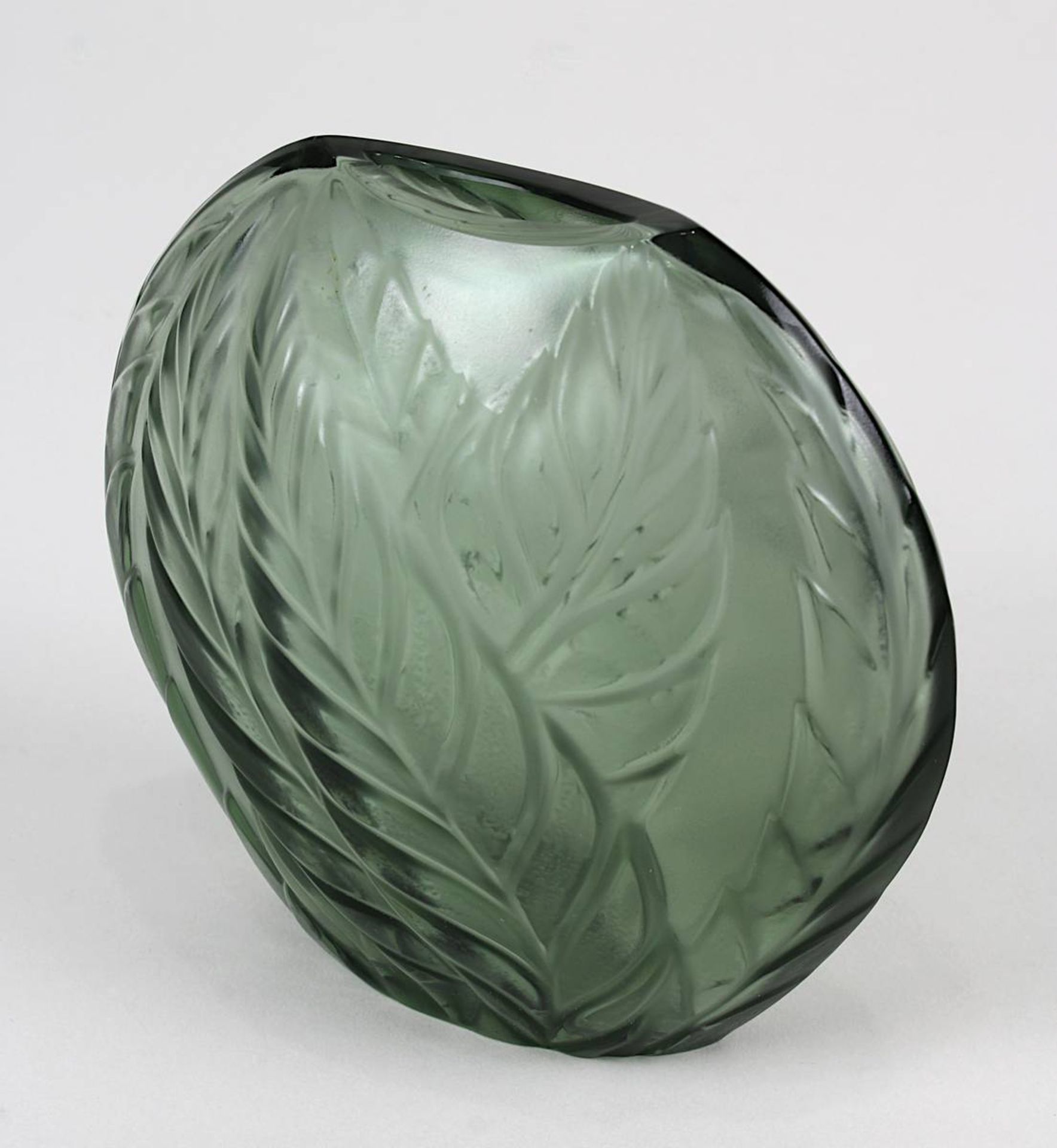 Lalique Vase mit Blättermotiv, Diskusförmiger rauchfarbener Glaskorpus mit reliefiertem u.