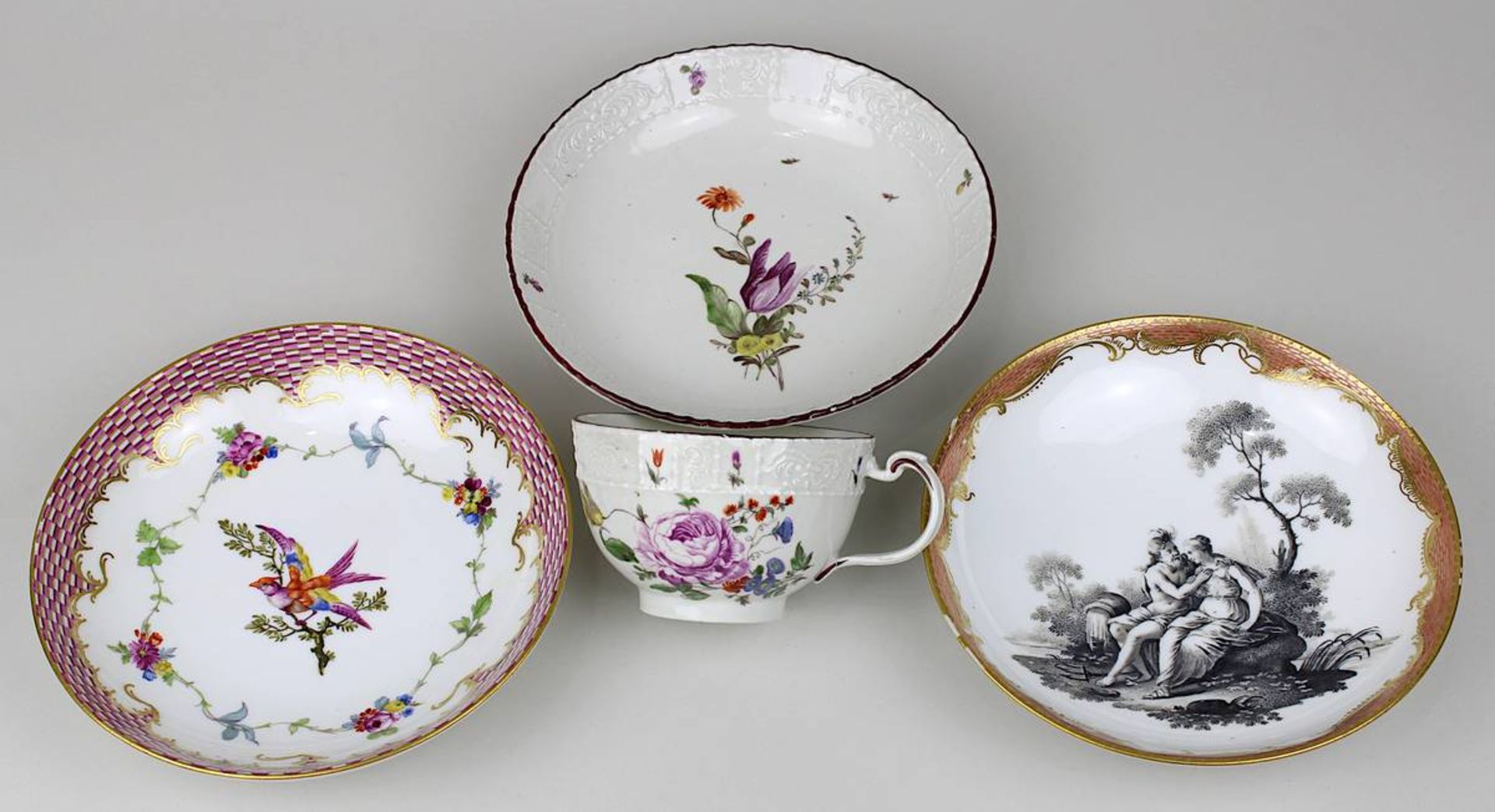 Vier antike Porzellanteile, bestehend aus: eine Ludwigsburger Tasse mit Untertasse um 1760,