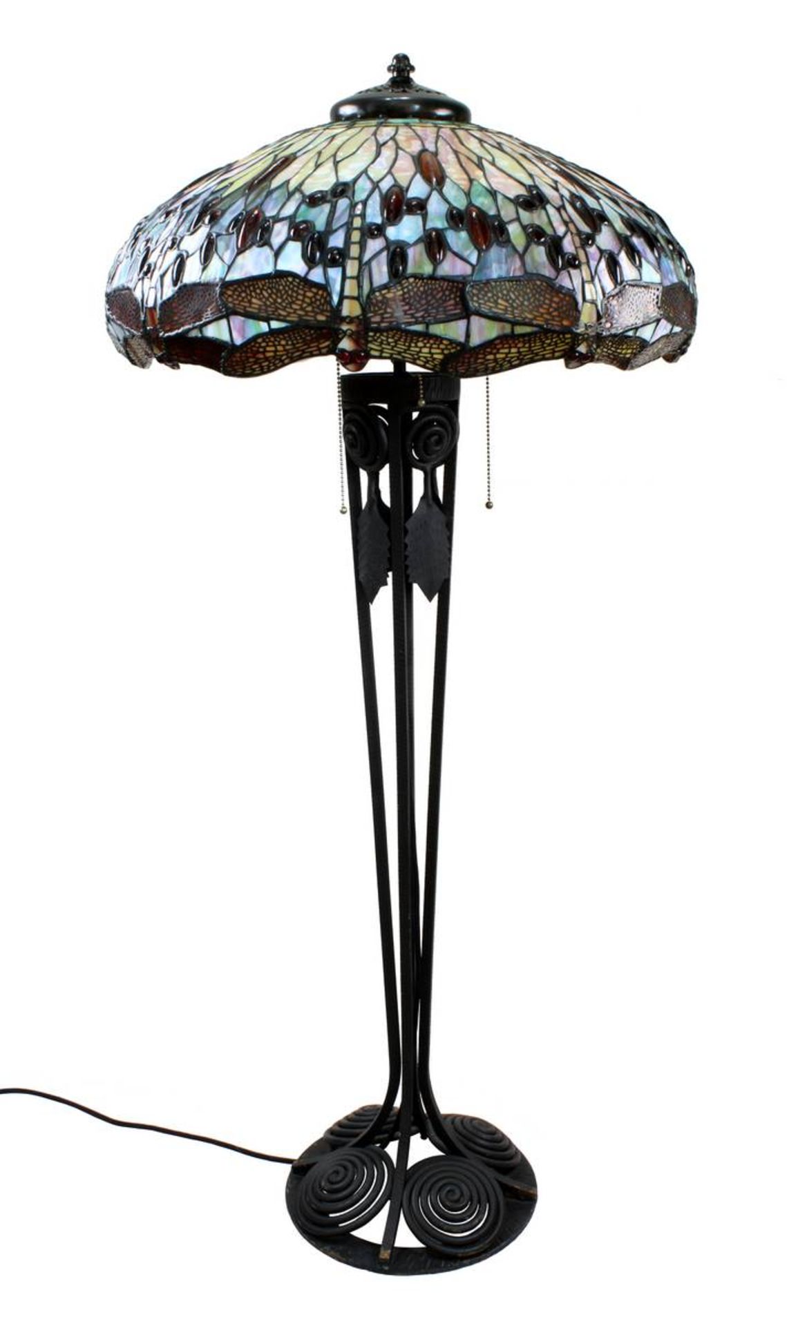 Stehlampe im Tiffany-Stil, 2. H. 20. Jh., Fuß im Art-Déco-Stil aus Schmiedeeisen mit 3 Brennstellen,
