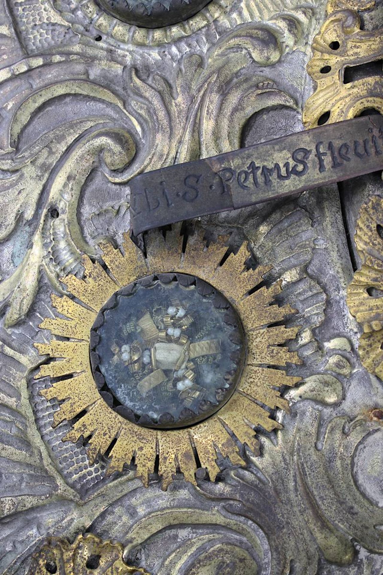 Reliquienrahmen, alpenländisch wohl 18./19. Jh., geprägtes Messingblech auf Holz montiert, - Bild 3 aus 6