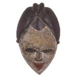 Okuyi-Maske der Tsogho, Gabun, Holz geschnitzt und schwarz, rot und mit Kaolin bemalt, Maske eines