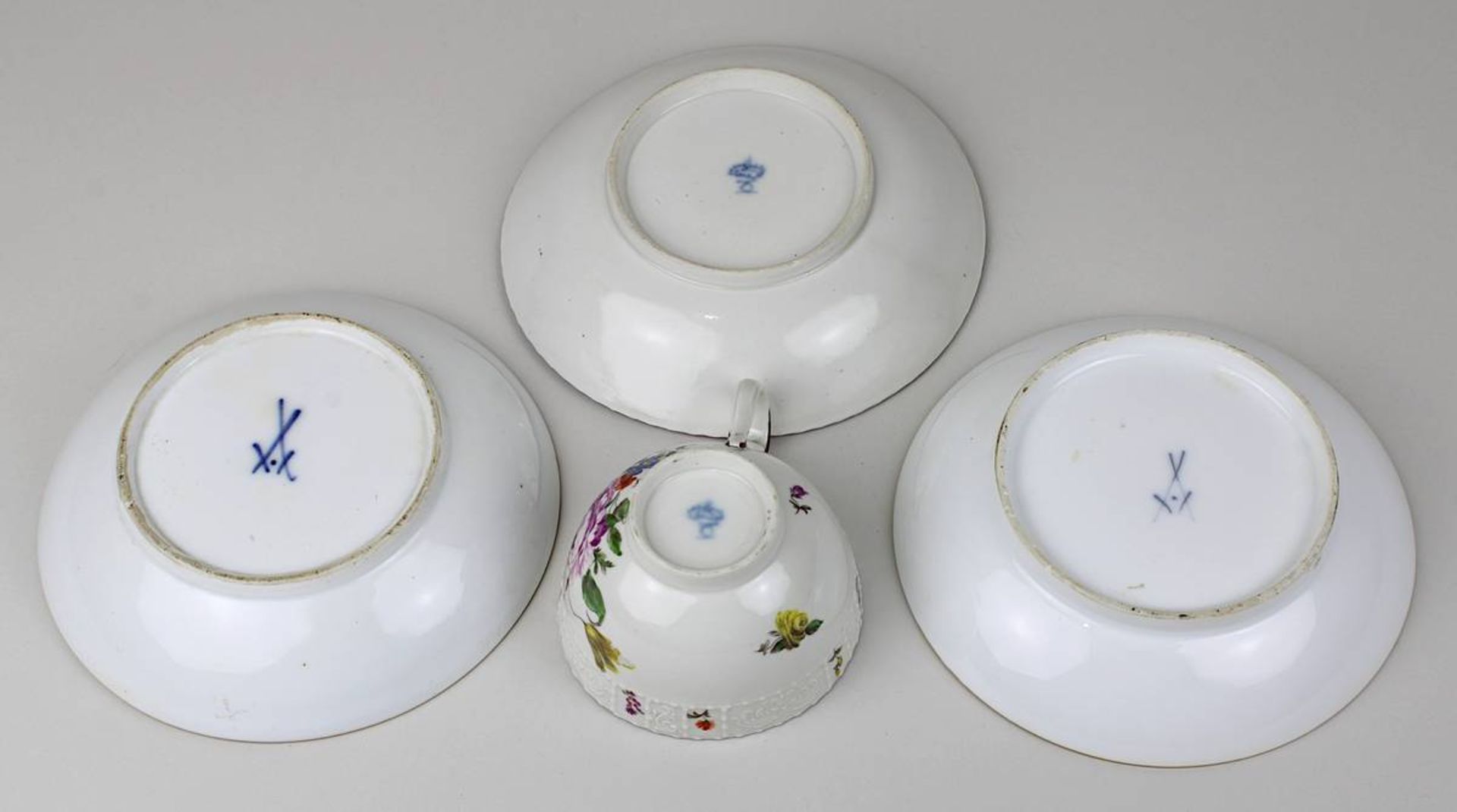Vier antike Porzellanteile, bestehend aus: eine Ludwigsburger Tasse mit Untertasse um 1760, - Bild 2 aus 2