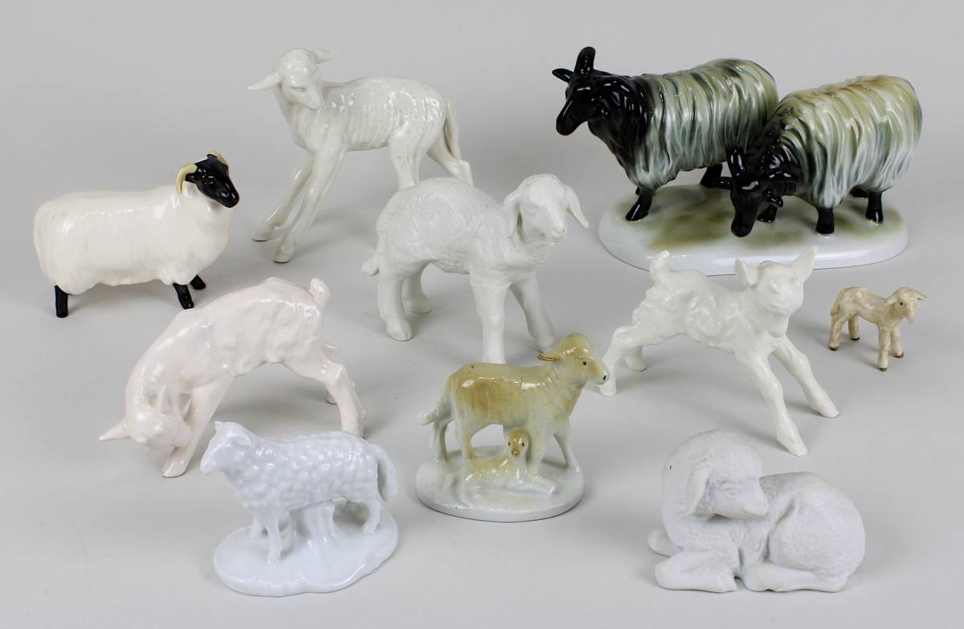 Zehn Schafsfiguren verschiedener Hersteller: eine Figur Gräfenthal, zwei Figuren Göbel, eine Figur