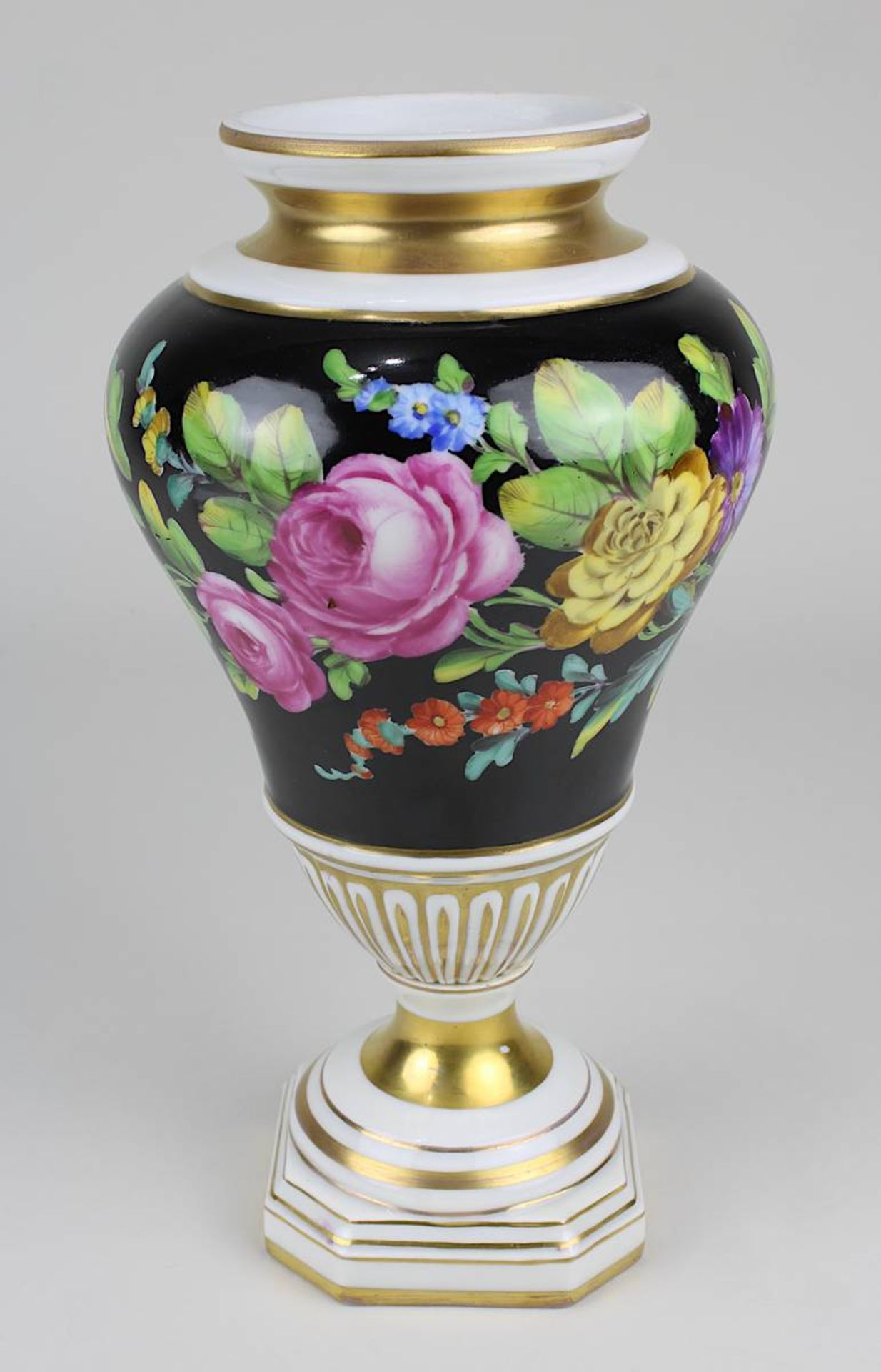 Porzellanvase mit Blumendekor, Carl Tielsch Altwasser um 1900, weißer Scherben, amphorenförmiger