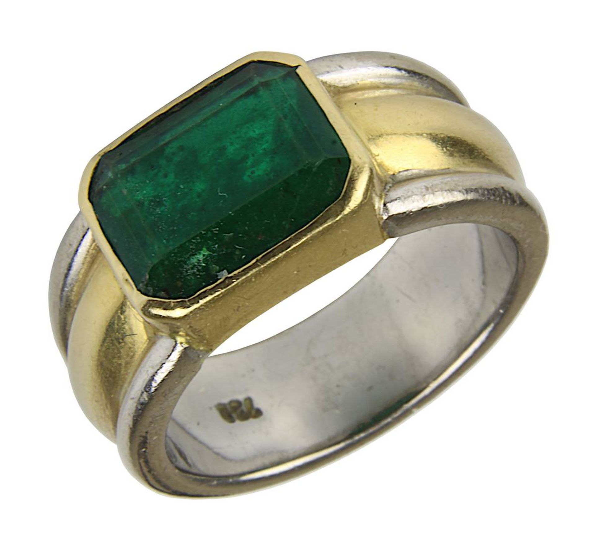 Bicolor-Smaragdring, Ringschiene gepunzt 750, mit einem dunkelgründen Smaragd, rechteckig, trüb, ca.