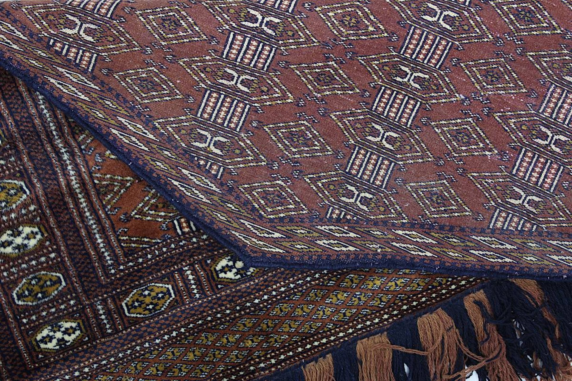 Zeltbehang wohl Pakistan M. 20. Jh., fein geknüpft, überwiegend in Brauntönen gehalten, geometrische - Bild 3 aus 4