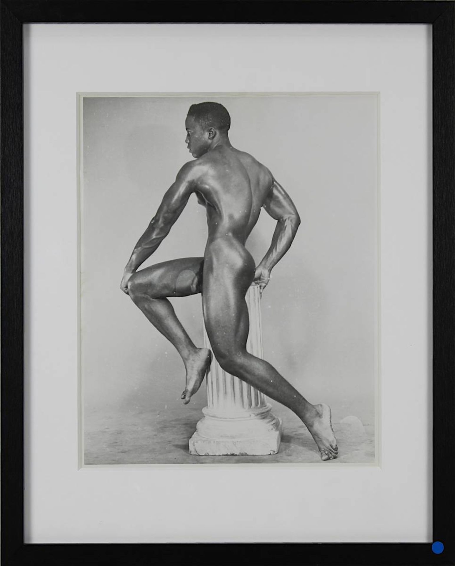 Zwei Akt-Photographien, 2. H. 20. Jh.: Thomas Watkins, junger Mann vor Felsen, schwarz-weiß - Image 3 of 5