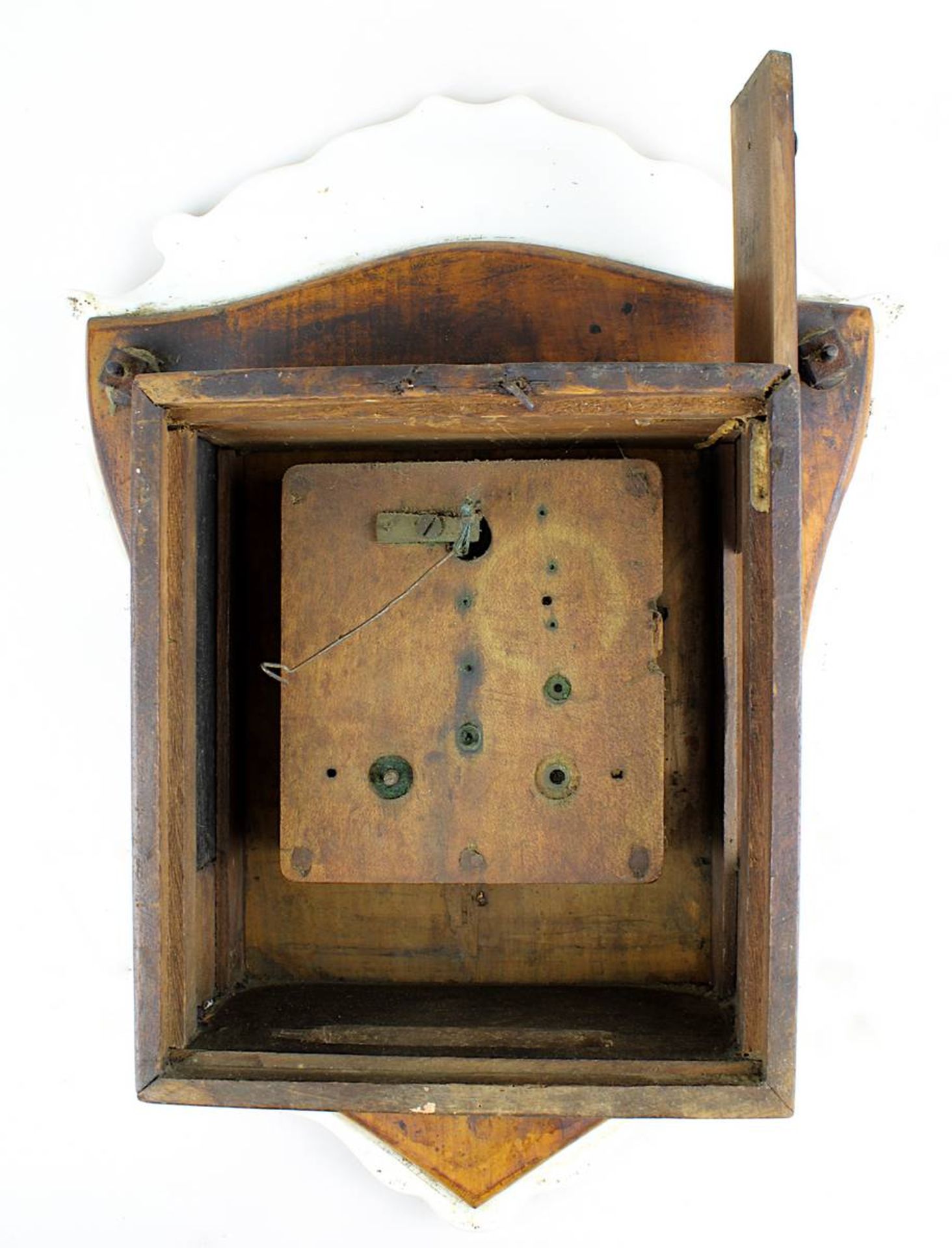 Porzellanschilduhr, 1. H. 19. Jh., handbemalte reliefierte Porzellanplatte, mit emailliertem - Bild 2 aus 2