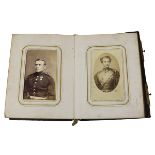Photoalbum um 1866, reliefierter geprägter Ledereinband mit 2 Schließen, eine davon fehlend, mit