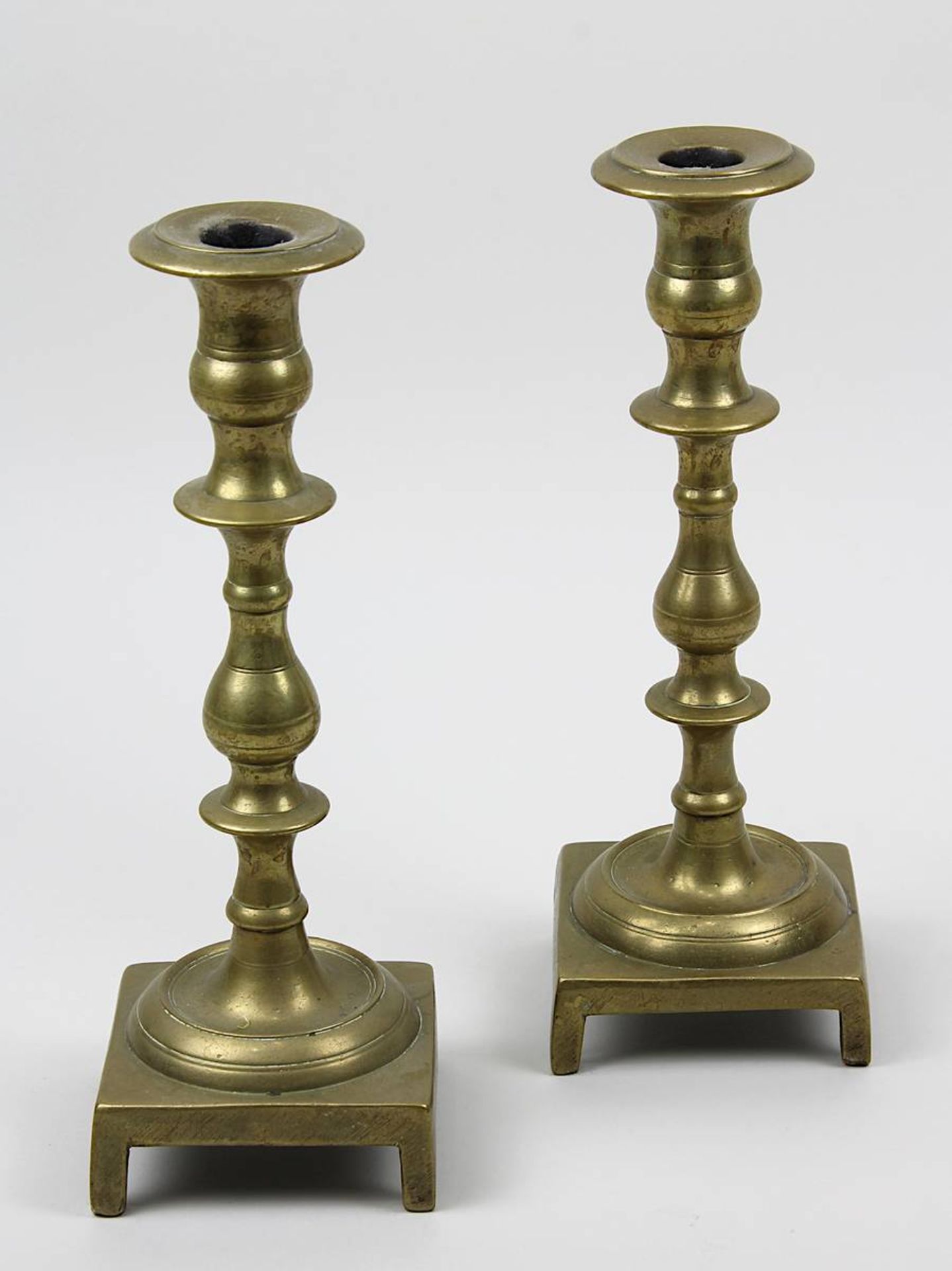 Paar bronzene Tischleuchter, Judaica um 1800, H je 26 cm, seit Generationen in jüdischem
