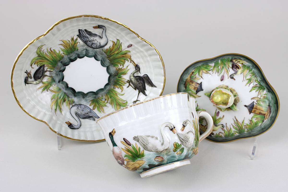 Carl Thieme Deckeltasse mit Enten- und Schwanenmotiv, Dresden Potschappel 1876 - 1888, Porzellan, - Image 2 of 2