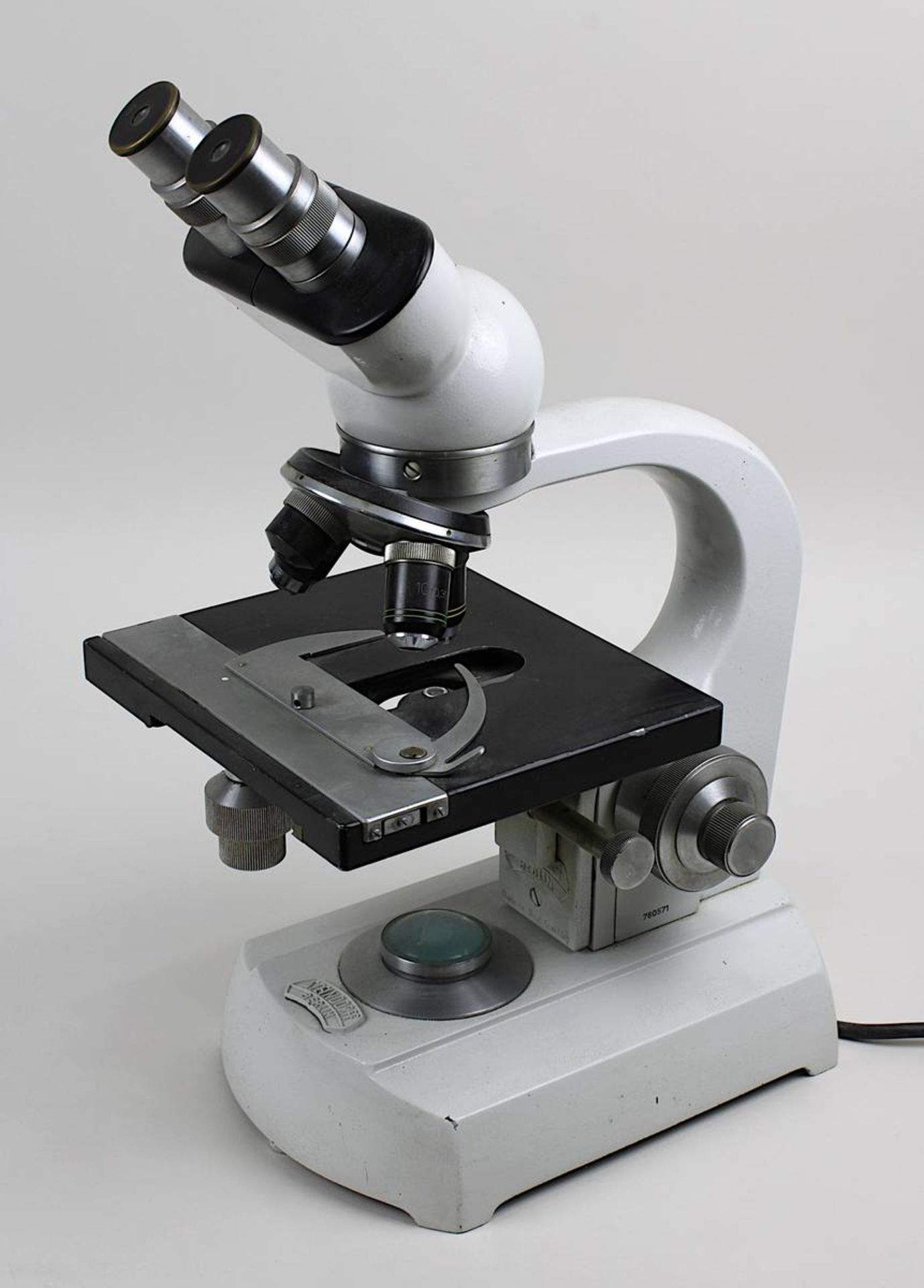 Binokulares Mikroskop der Firma Steindorf, Berlin, 1970/80er Jahre, mit vier Okularen, Beleuchtung