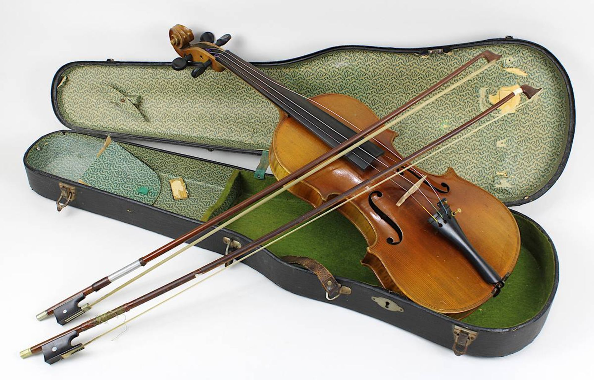 Sächsische Manufakturgeige, 1. H. 20. Jh., 4/4 Geige, L: 35,8 cm, spielbereit, guter Steg, dazu zwei