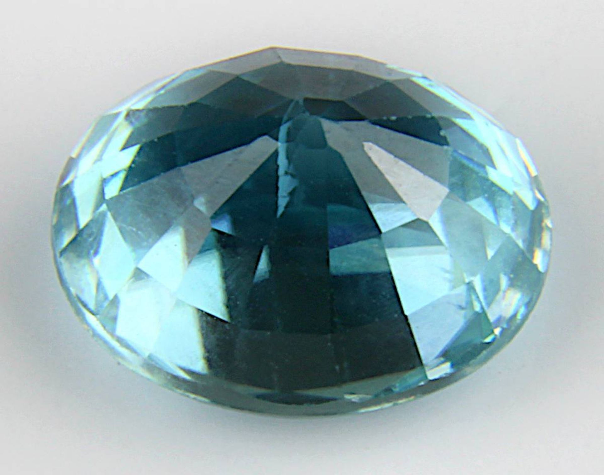 Blauer Zirkon, ovale facettierte Form, Farbe hellblau, Reinheit si, guter Schliff, 2,20 ct., Länge