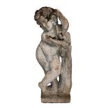 Gartenfigur Putto, sich auf einen Baumstumpf stützend, Steinguss, 2. H. 20. Jh., im Barockstil, H