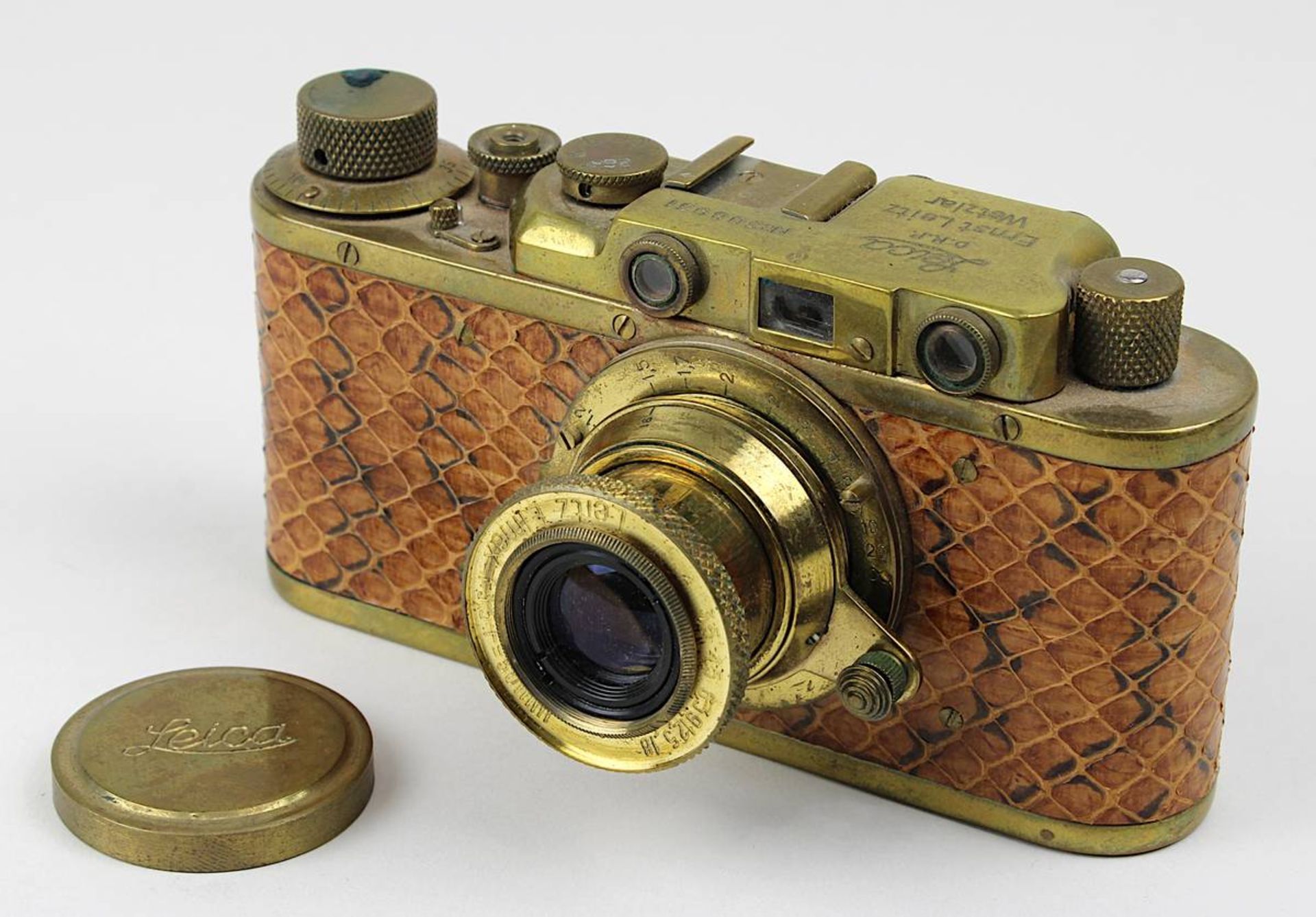 Leica II mit Schlangenleder, wohl russischer Nachbau, Kleinbild-Sucherkamera, Nr. 308931, manuelle