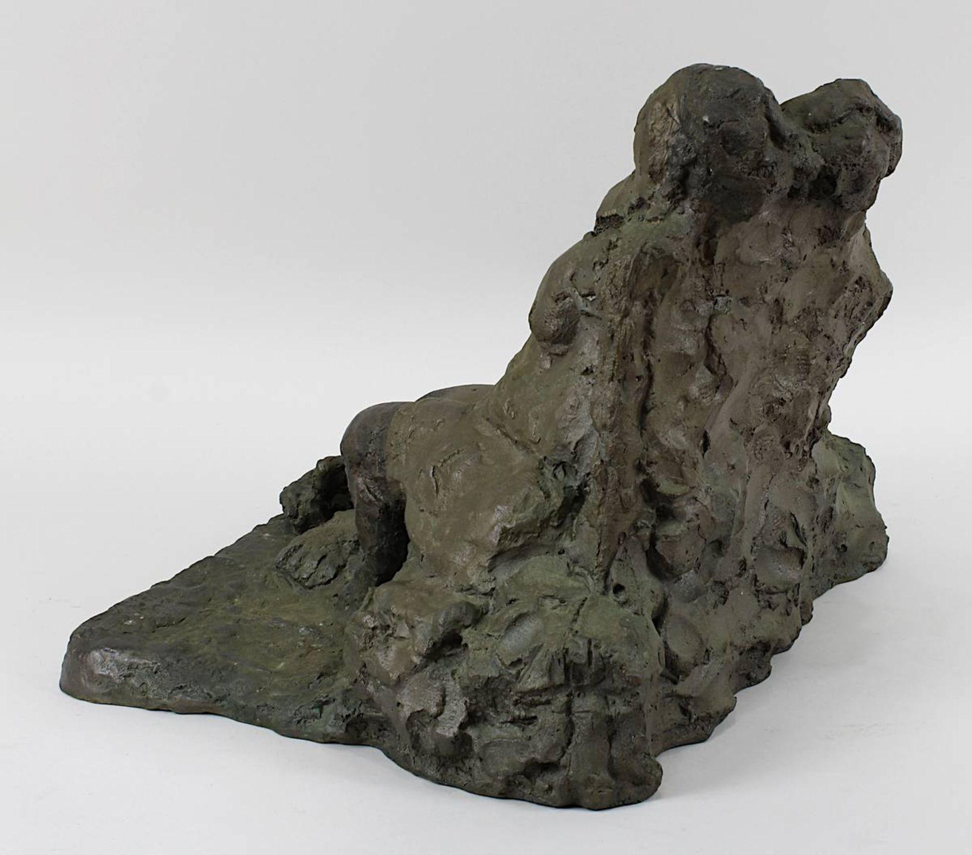 Hrdlicka, Alfred (Wien 1928 - 2009 Wien) "Sappho", Bronzeskulptur mit grün-goldener Patina, auf - Bild 3 aus 5