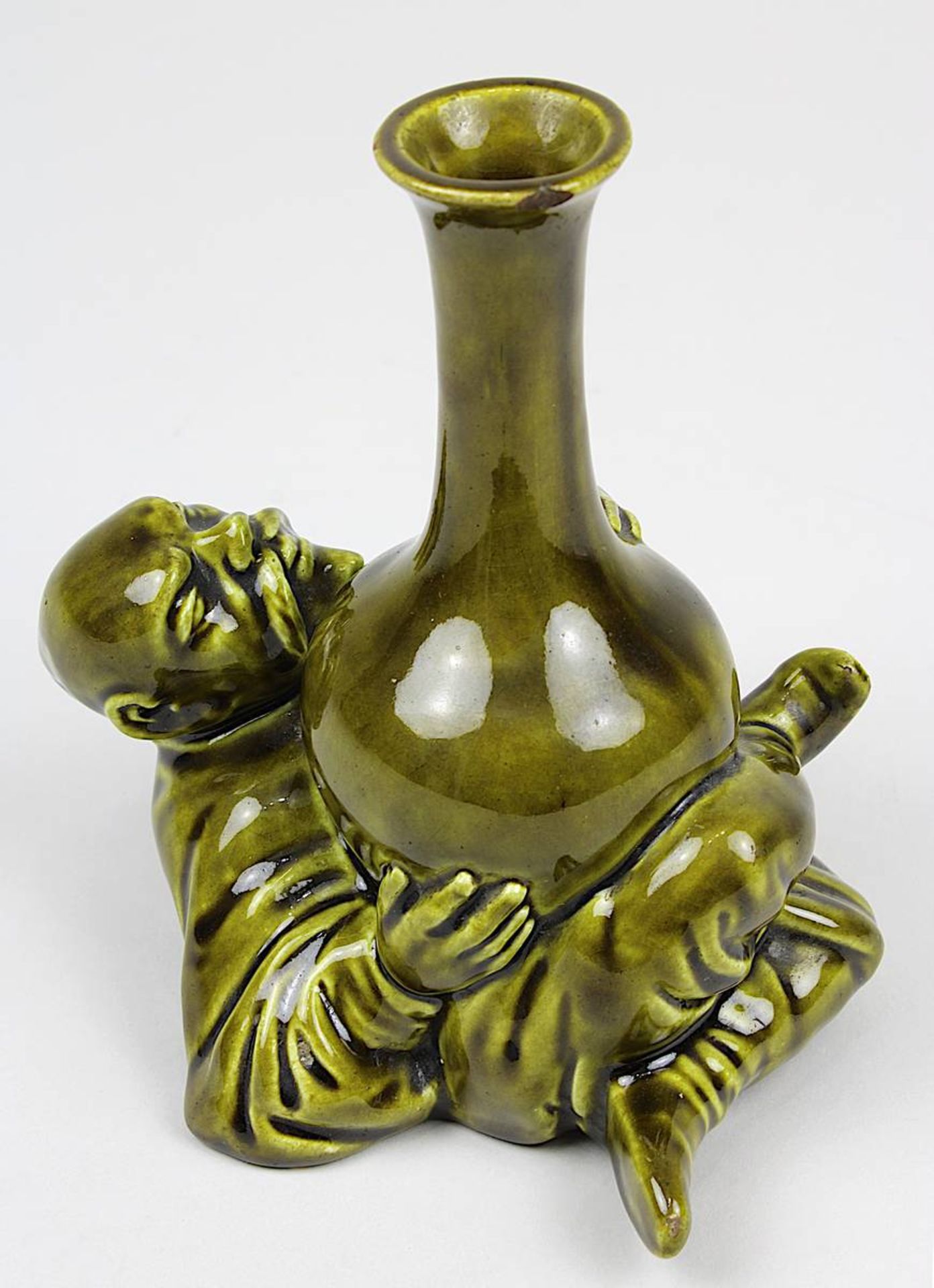 Figürliche Sake-Flasche, wohl Sarreguemines um 1900, Keramik heller Scherben grün glasiert, kleine