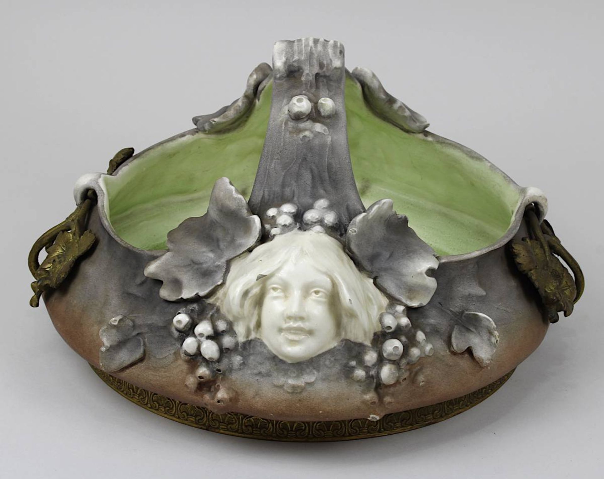 Jugendstil Keramik-Henkelschale mit Frauenmaskaronen und Metallmontur, wohl Royal Dux, Böhmen, - Bild 3 aus 4