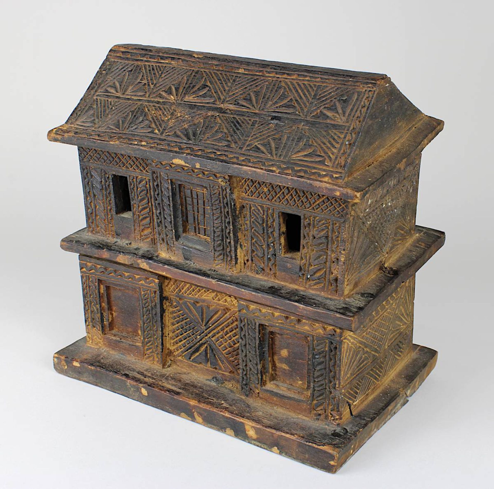 Holzdose in Form eines zweistöckigen Hauses, wohl Indien, 3-teilig, Dach und 1. Stock durch