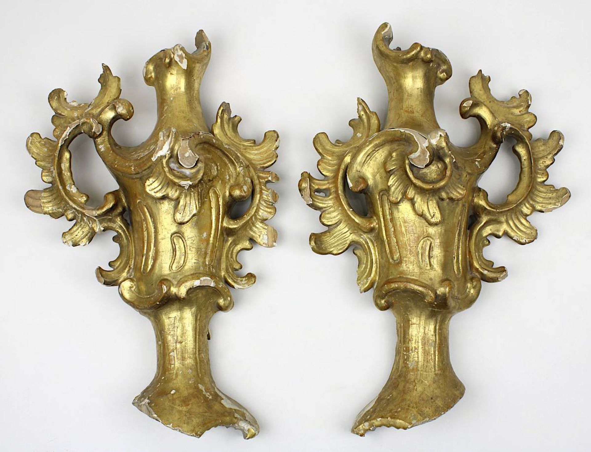 Paar geschnitzte Ziervasen, 2. H. 18. Jh., Lindenholz, vergoldet, halbrund geschnitzt, im Rokoko