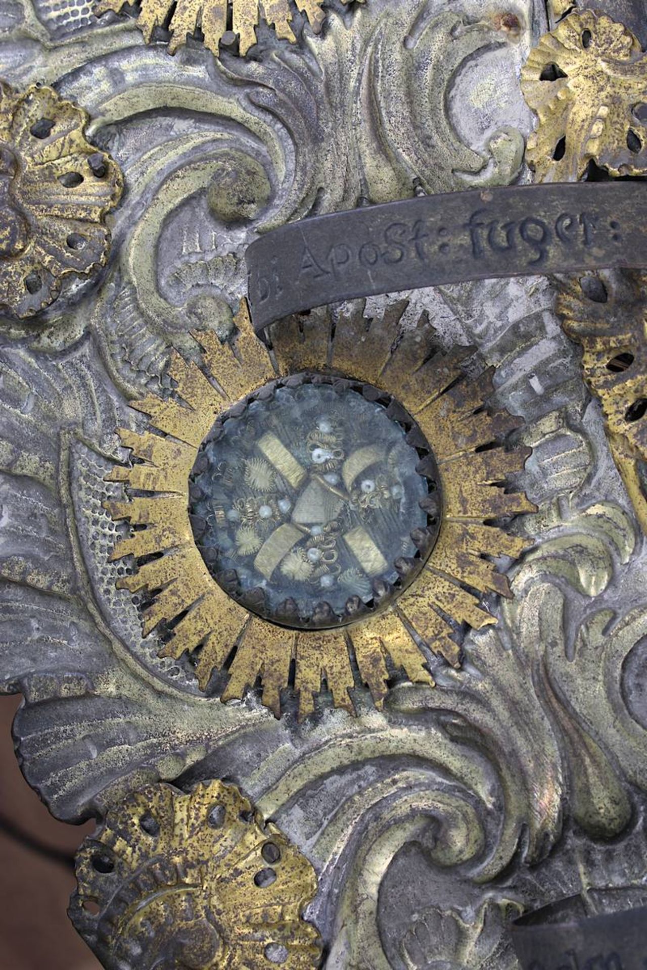 Reliquienrahmen, alpenländisch wohl 18./19. Jh., geprägtes Messingblech auf Holz montiert, - Bild 4 aus 6