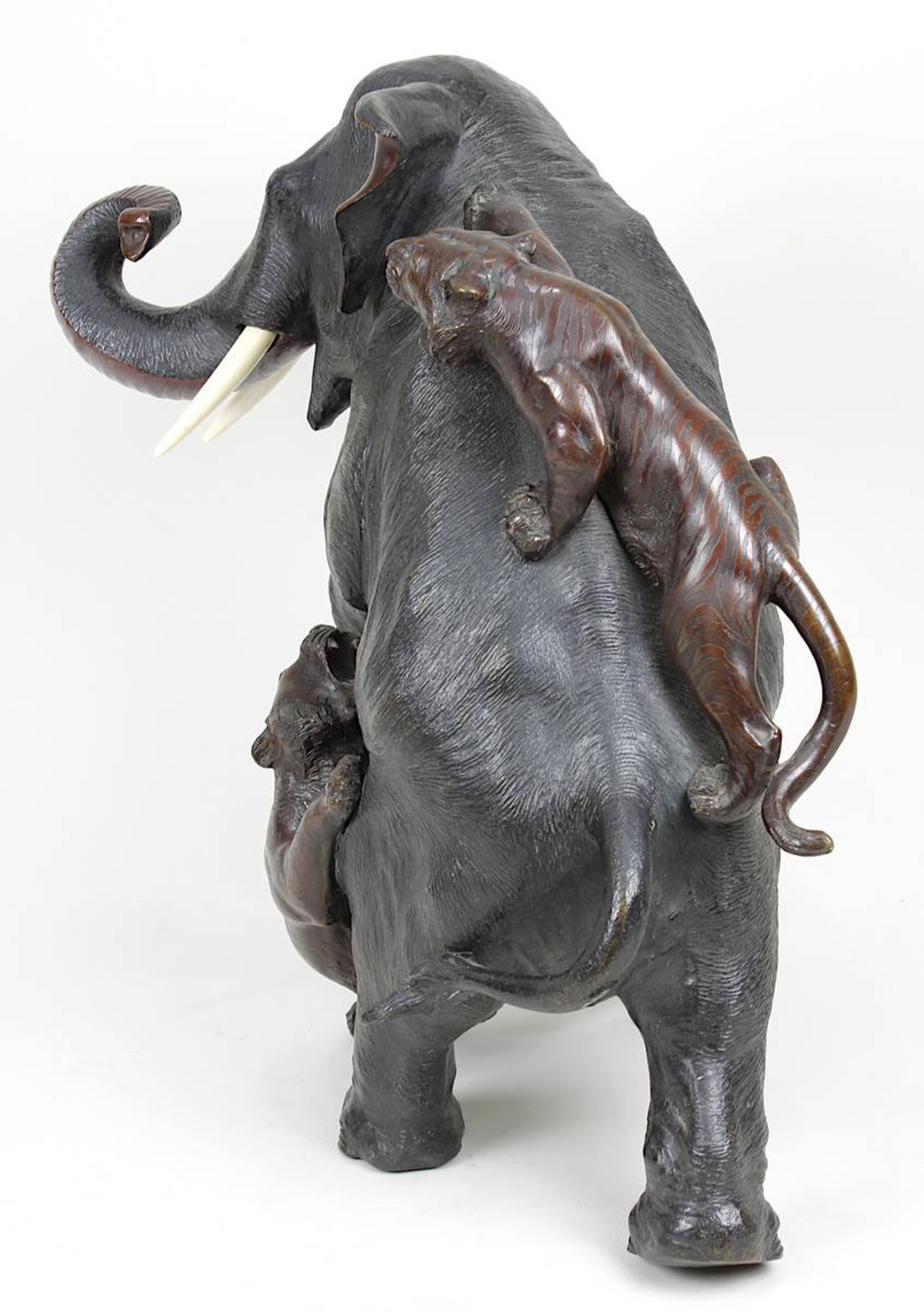 Elefant im Kampf mit zwei Tigern, japanische Bronzeskulptur, 19. Jh., Bronze dunkel patiniert, ein - Image 2 of 7