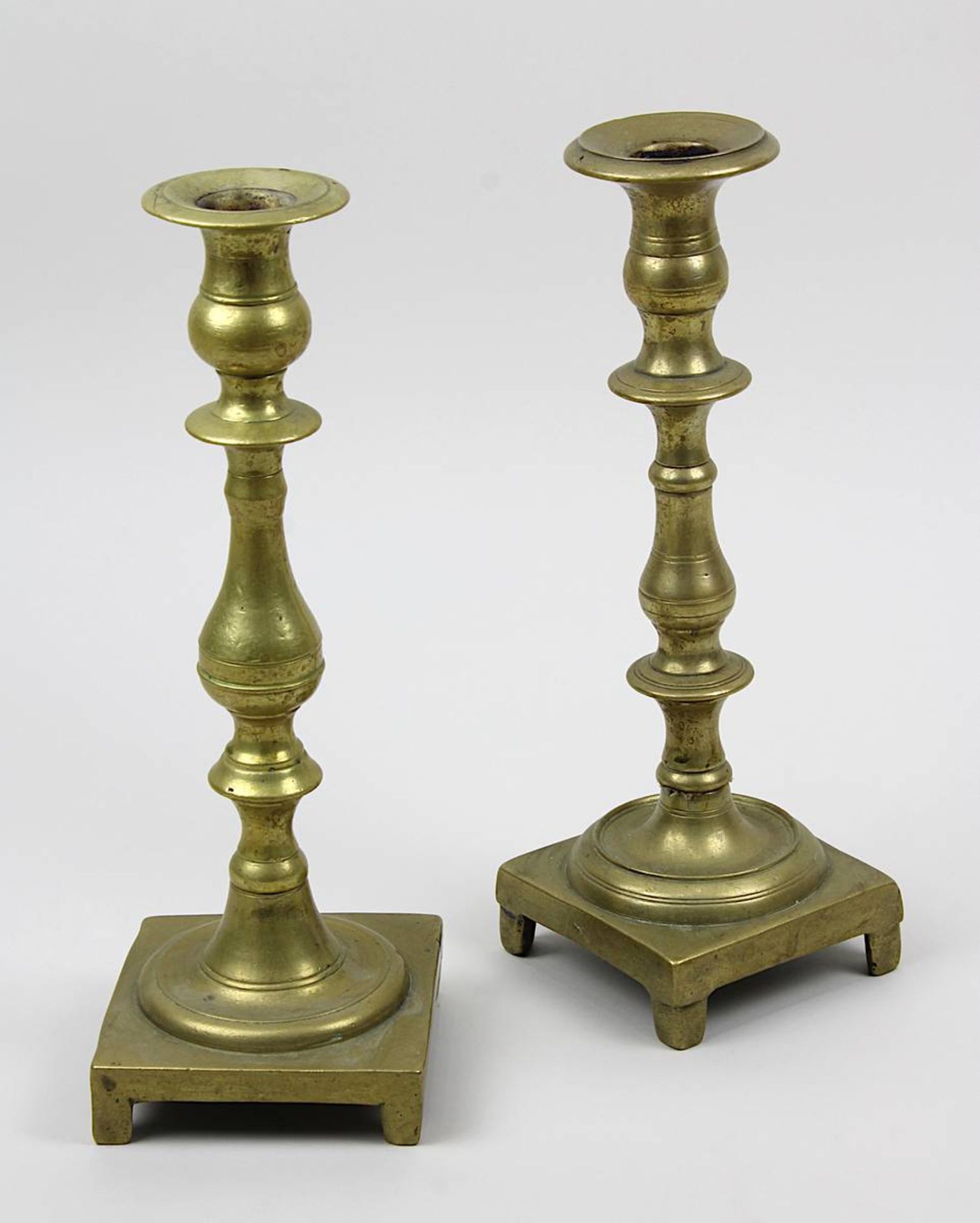 Paar bronzene Tischleuchter, Judaica um 1800, H je 25,5 cm, seit Generationen in jüdischem