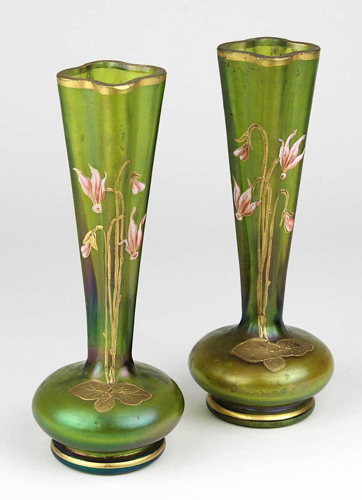 Paar Poschinger Jugendstilvasen, Buchenau um 1900, grün durchgefärbtes Glas, Oberfläche leicht