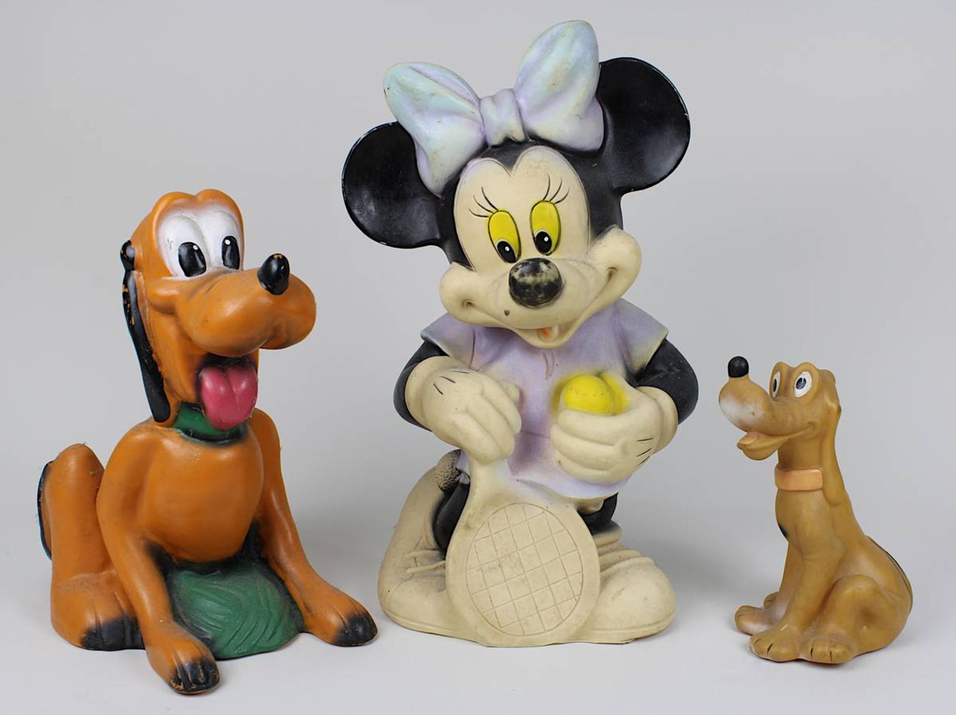 Walt Disney Minnie Maus und zwei Pluto-Figuren, 1960er Jahre, aus Kunststoff, Minnie Höhe 37 cm,