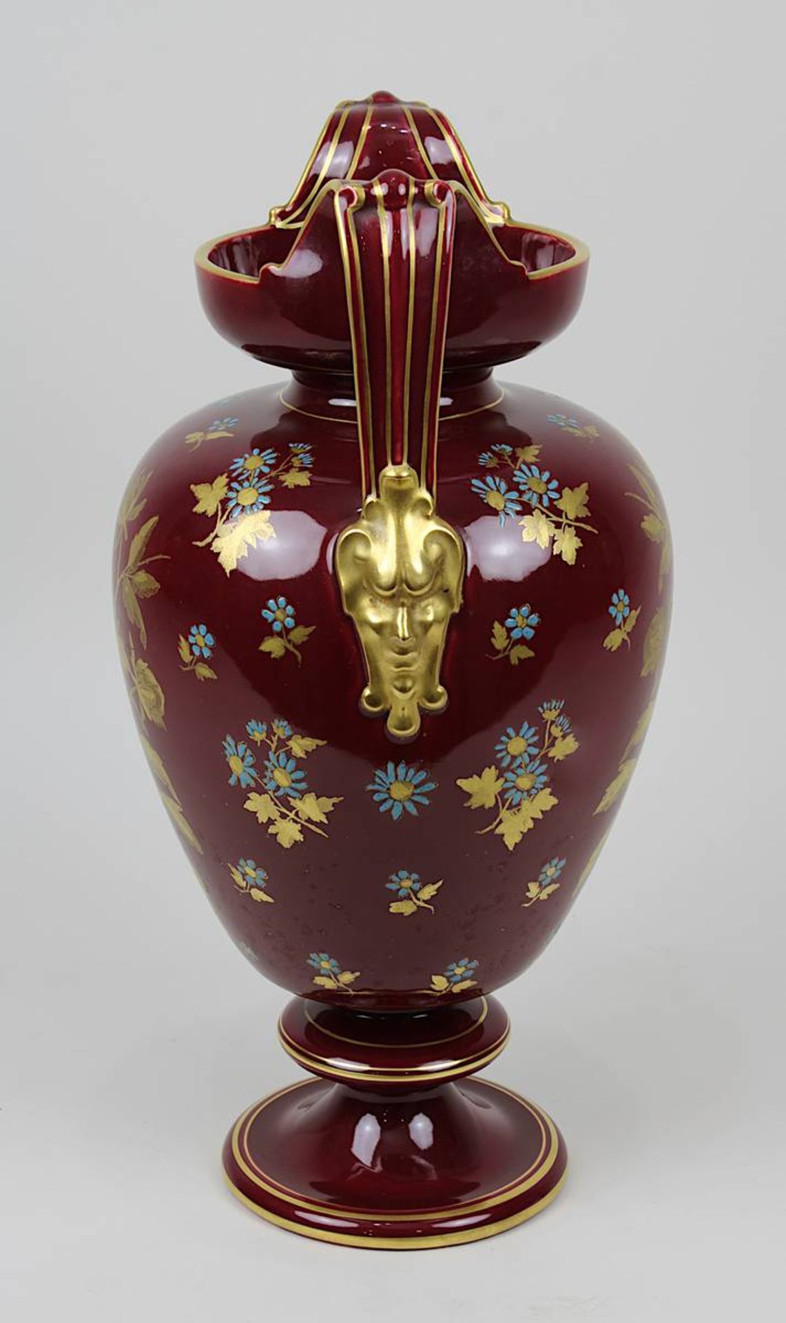 Große Keramik-Henkelvase, Sarreguemines um 1900, heller Scherben, mit maskaronenförmig - Bild 2 aus 2