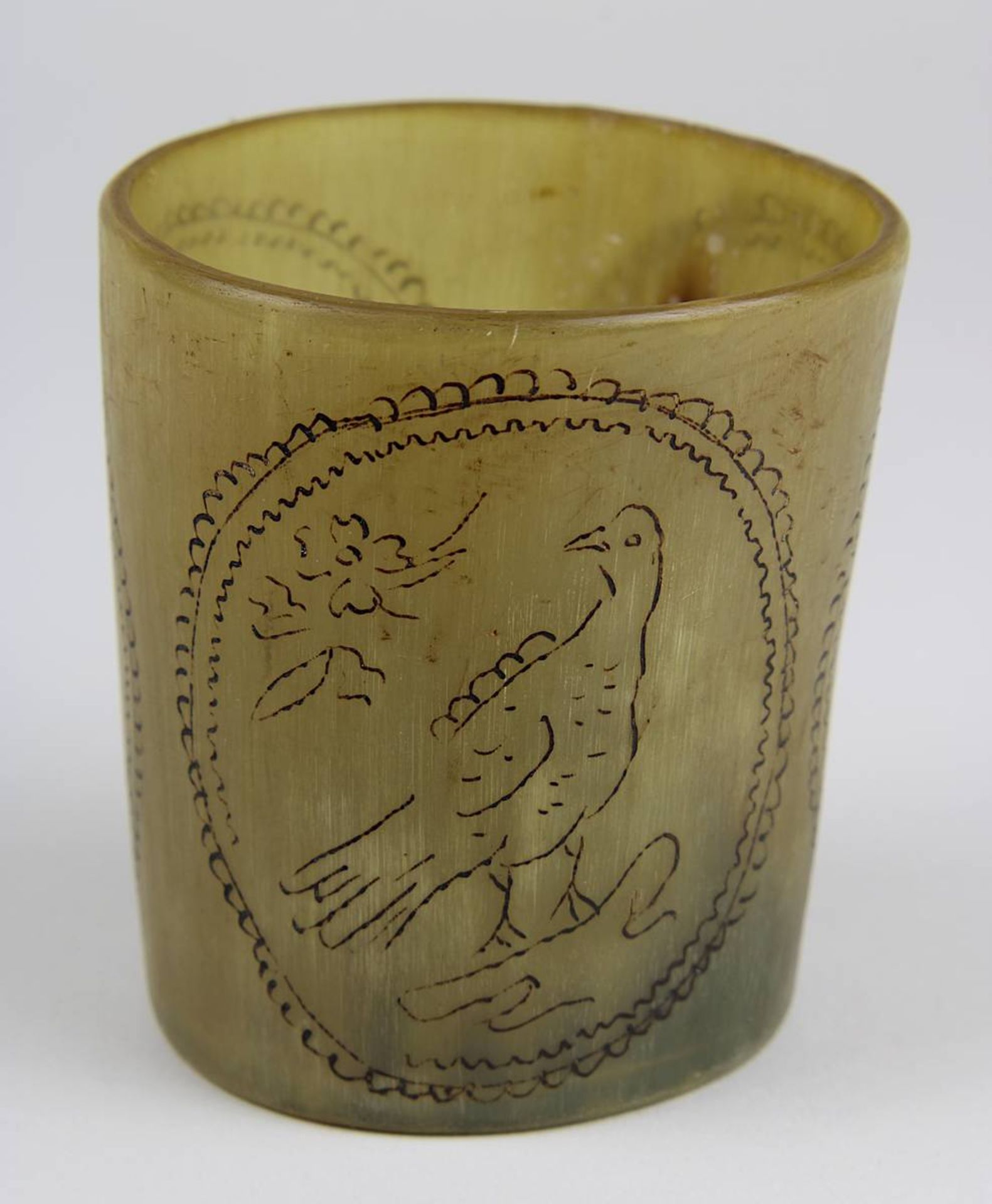 Becher aus Horn, 19. Jh., Wandung mit drei geritzten ovalen Medaillons mit Vogelmotiven, im Boden - Bild 2 aus 4