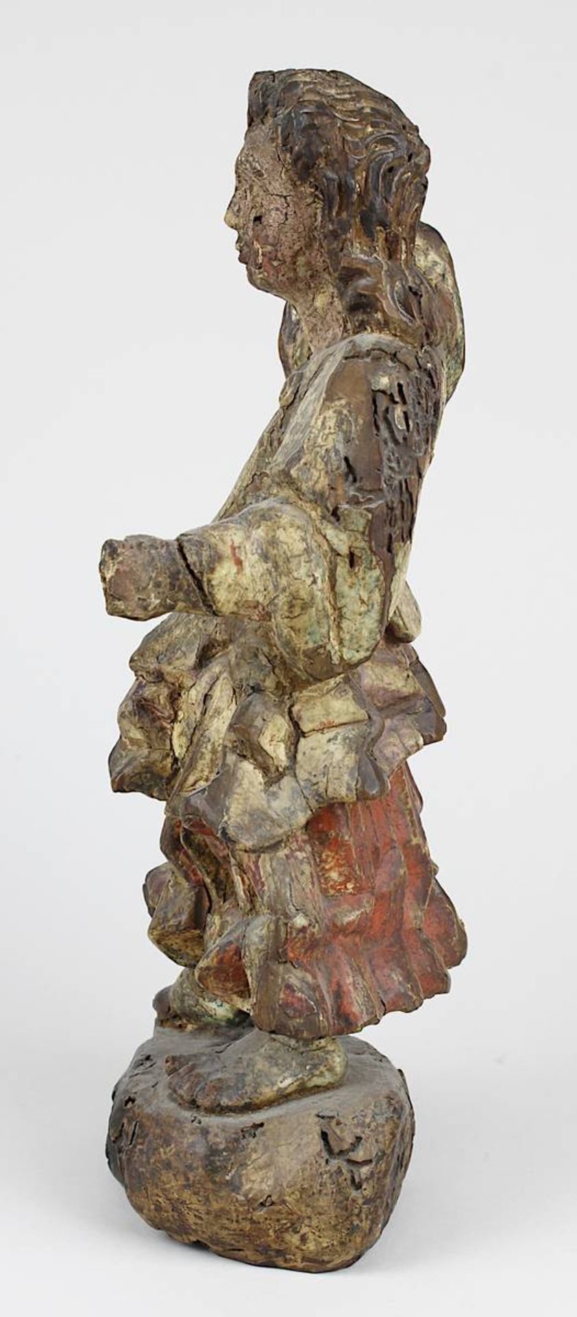 Engelsfigur aus Holz, kolonialspanisch 18. Jh., Holz geschnitzt und mit Resten der farbigen Fassung, - Bild 2 aus 4