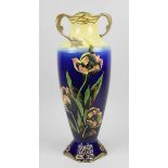 Große Jugendstil Porzellanvase mit Tulpendekor, Böhmen um 1900, cremefarbener Scherben, Wandung