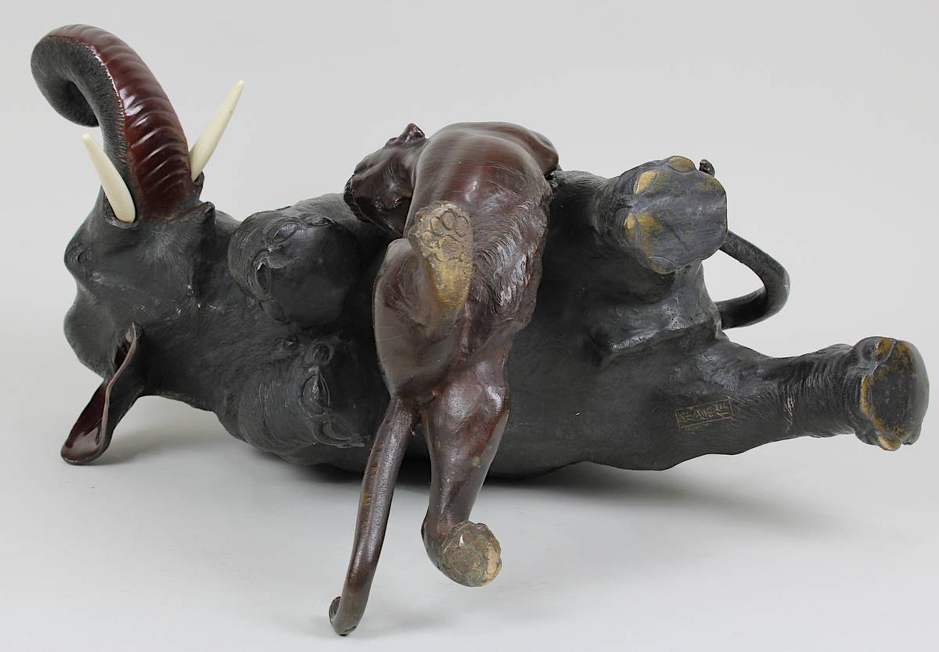 Elefant im Kampf mit zwei Tigern, japanische Bronzeskulptur, 19. Jh., Bronze dunkel patiniert, ein - Image 6 of 7