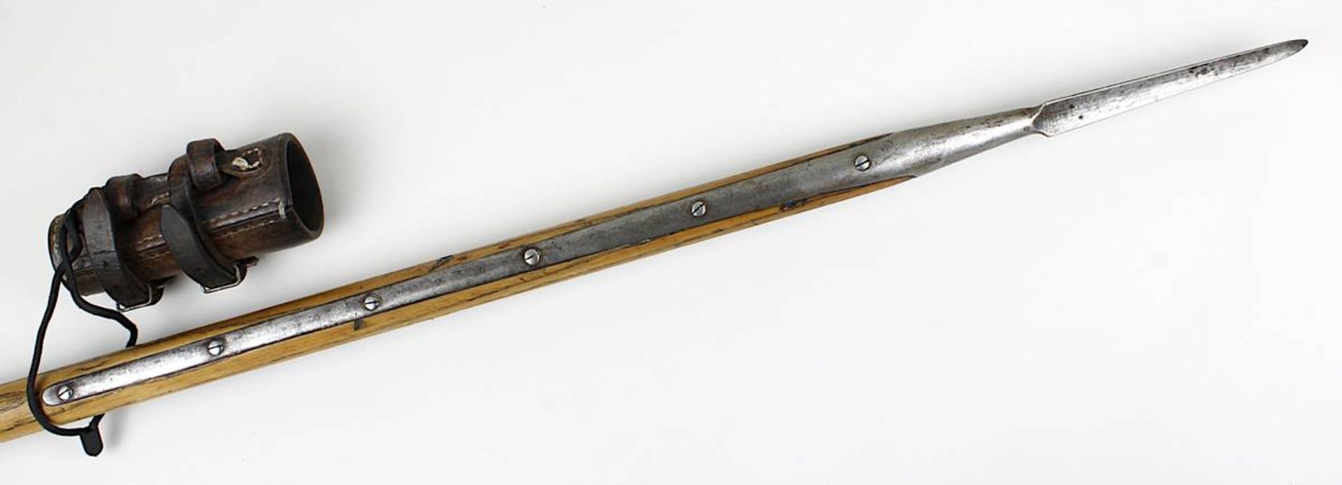 Kavallerielanze, wohl Frankreich Anfang 20. Jh., Schaft aus Holz, schlanke gekehlte Klinge mit - Bild 2 aus 3