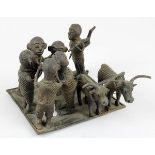 Bronze-Figurengruppe der Kondh, Indien wohl Anfang 20. Jh., auf Plinthe befestigte Gruppe Trinkender